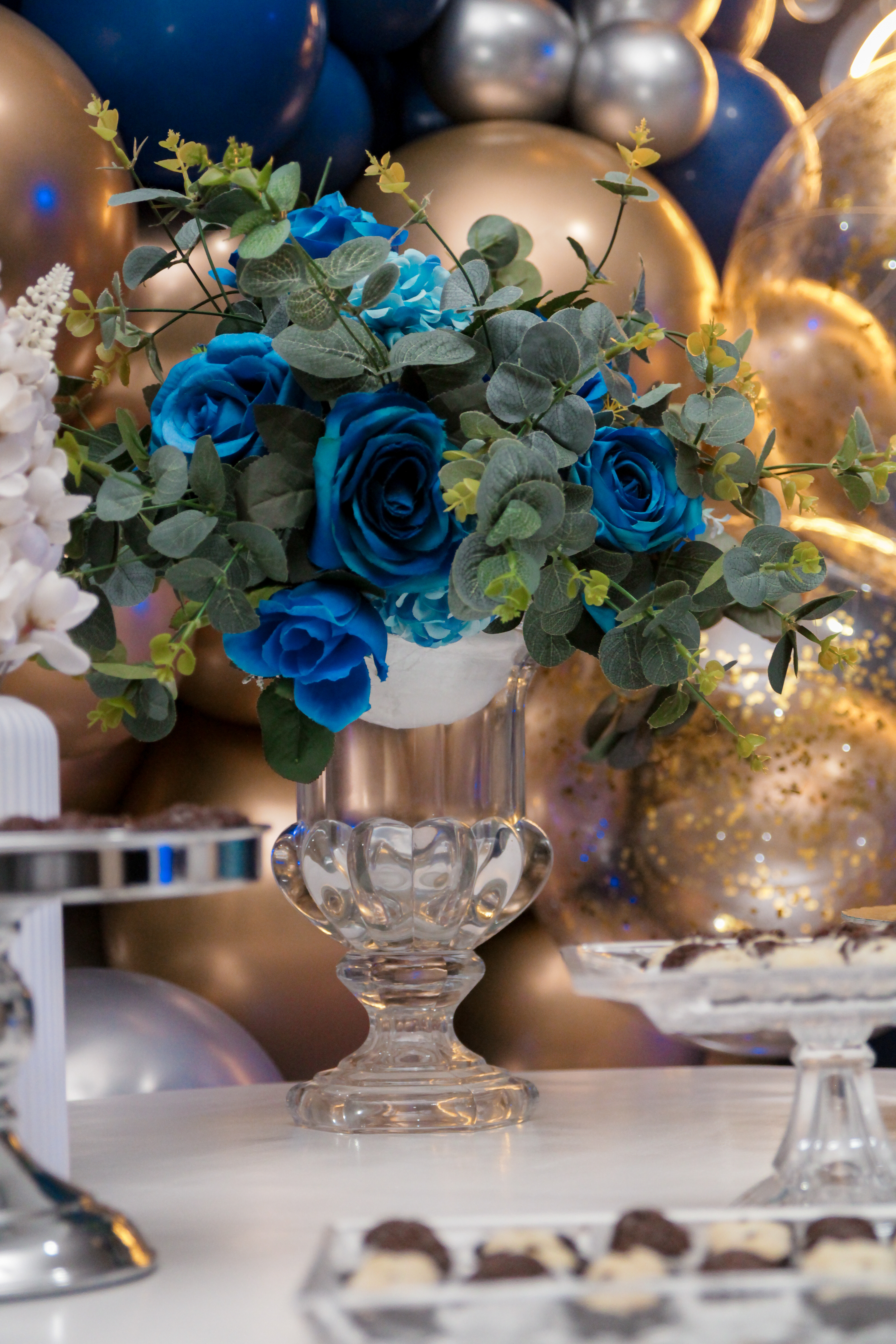 Detalhes das luzes e decoração da festa.