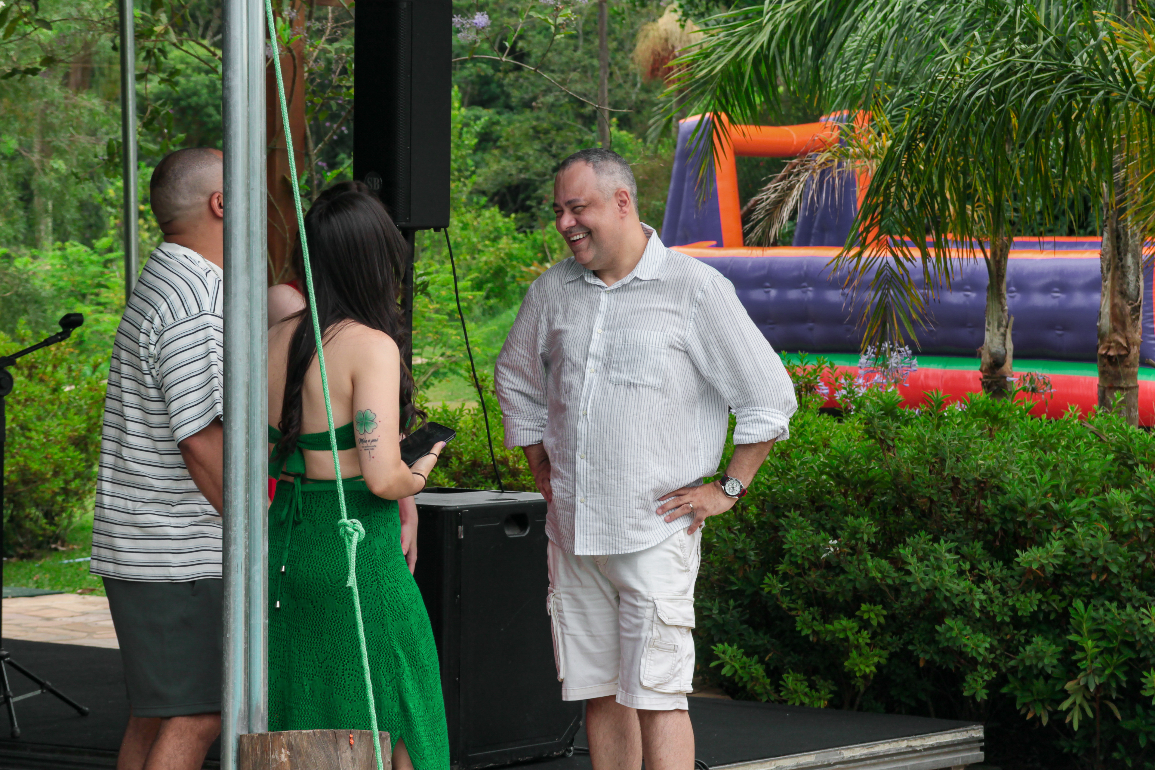 Funcionários celebrando confraternização.