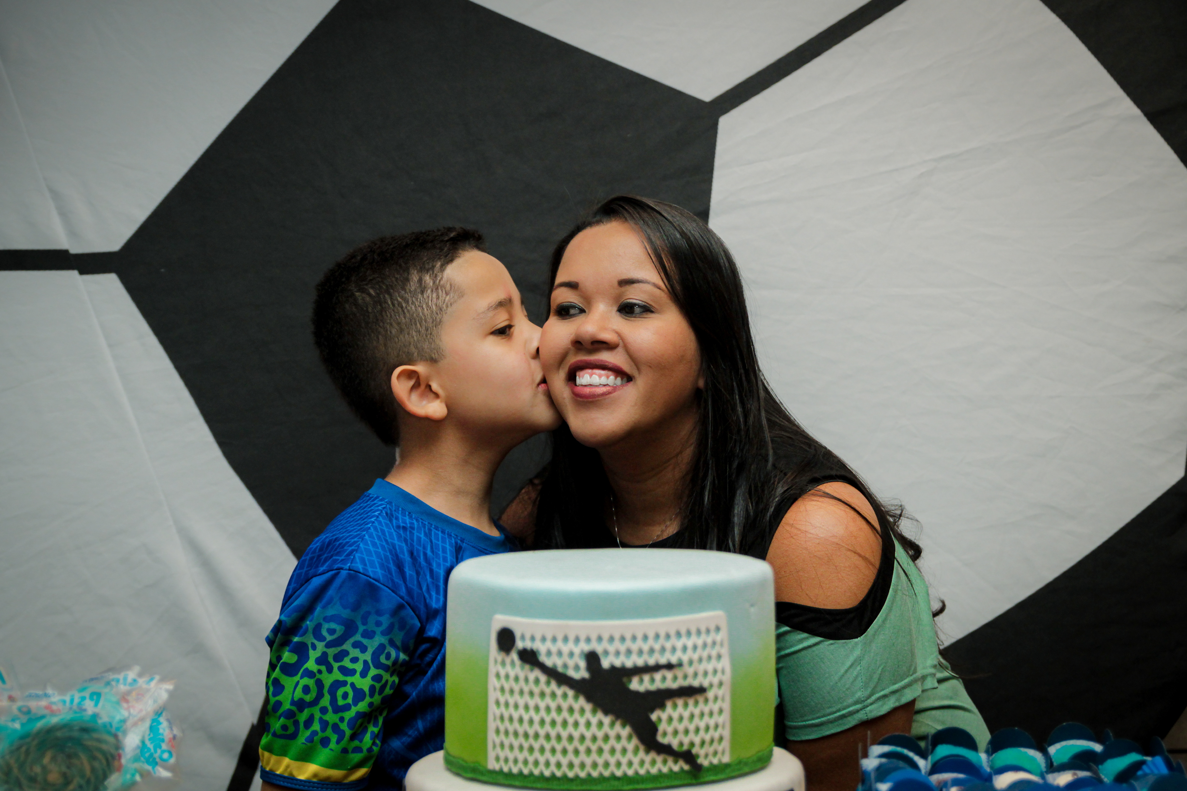 João Pedro abraçando os pais, aniversário SP.