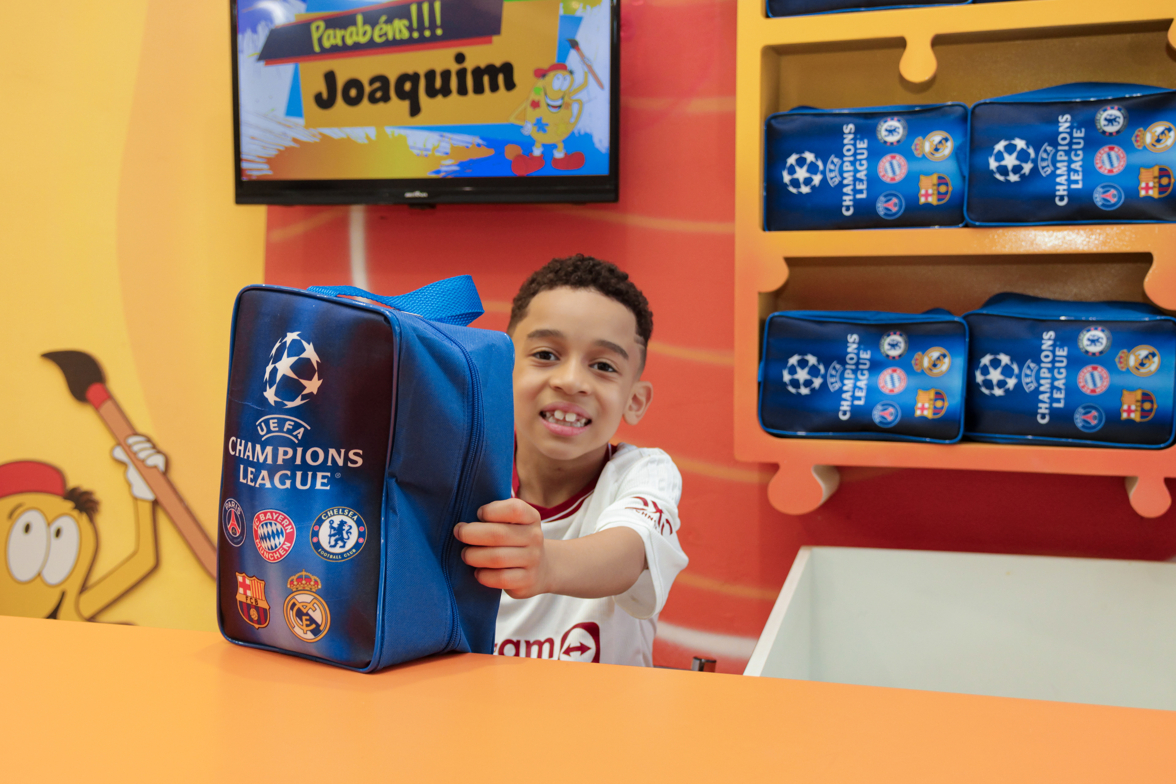 Criança sorrindo, festa de futebol, aniversário em SP.
