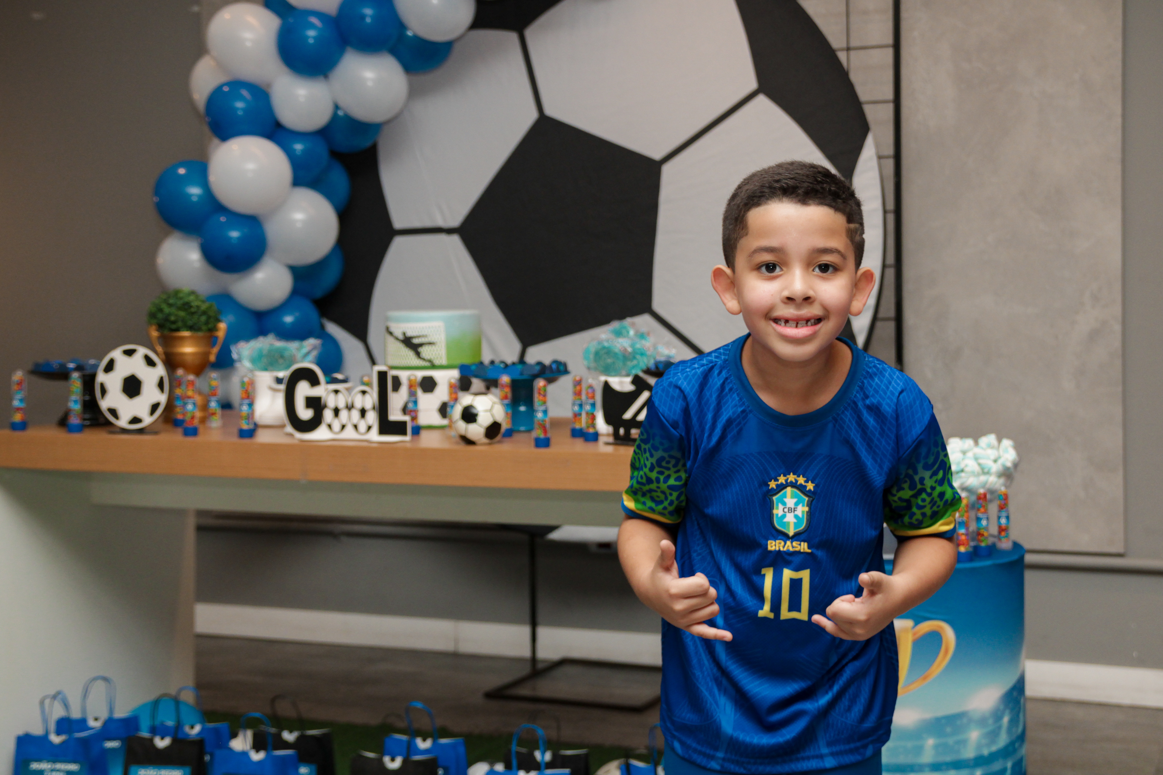 oão Pedro em pose alegre, aniversário infantil.