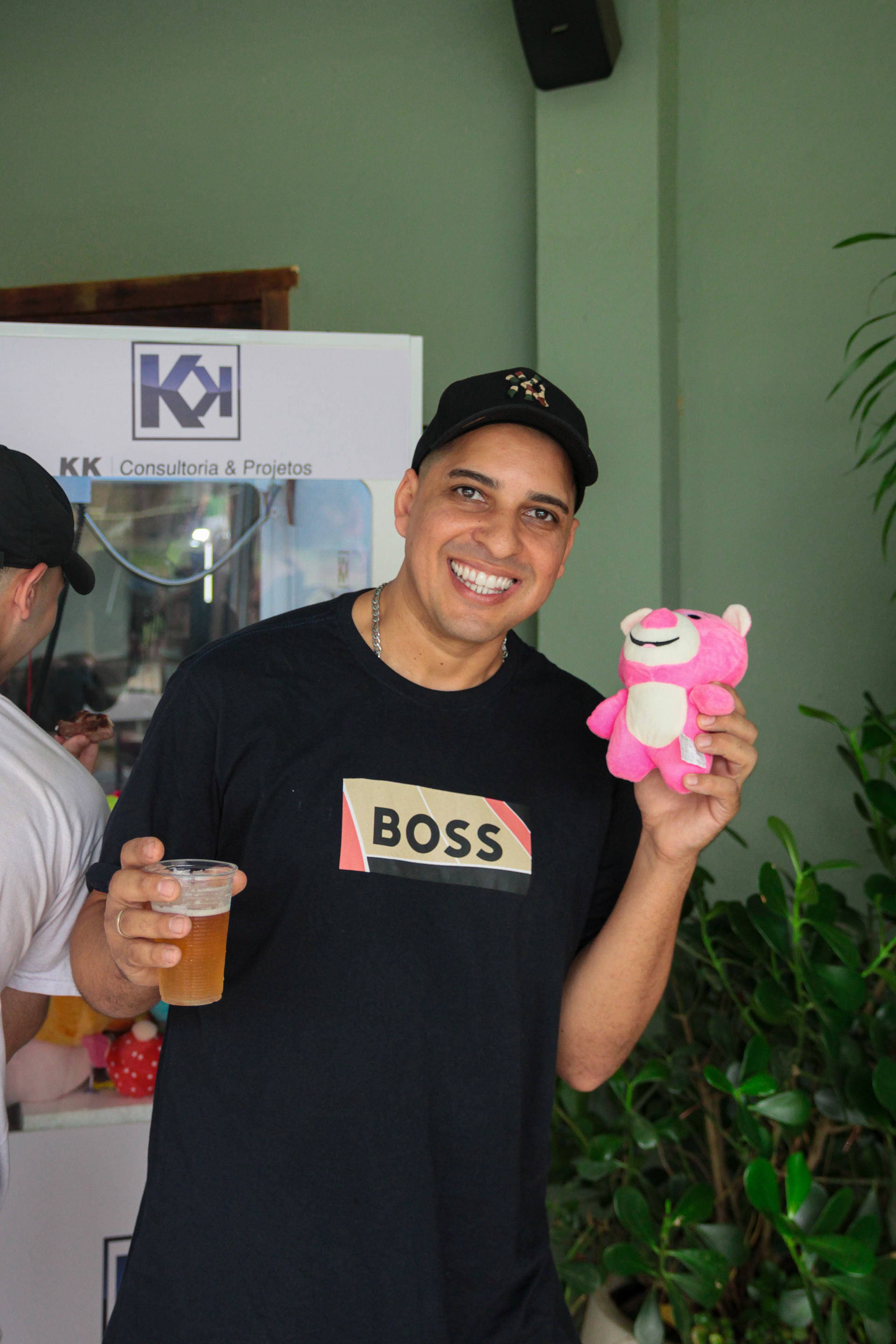 Pessoas comemorando em evento corporativo.