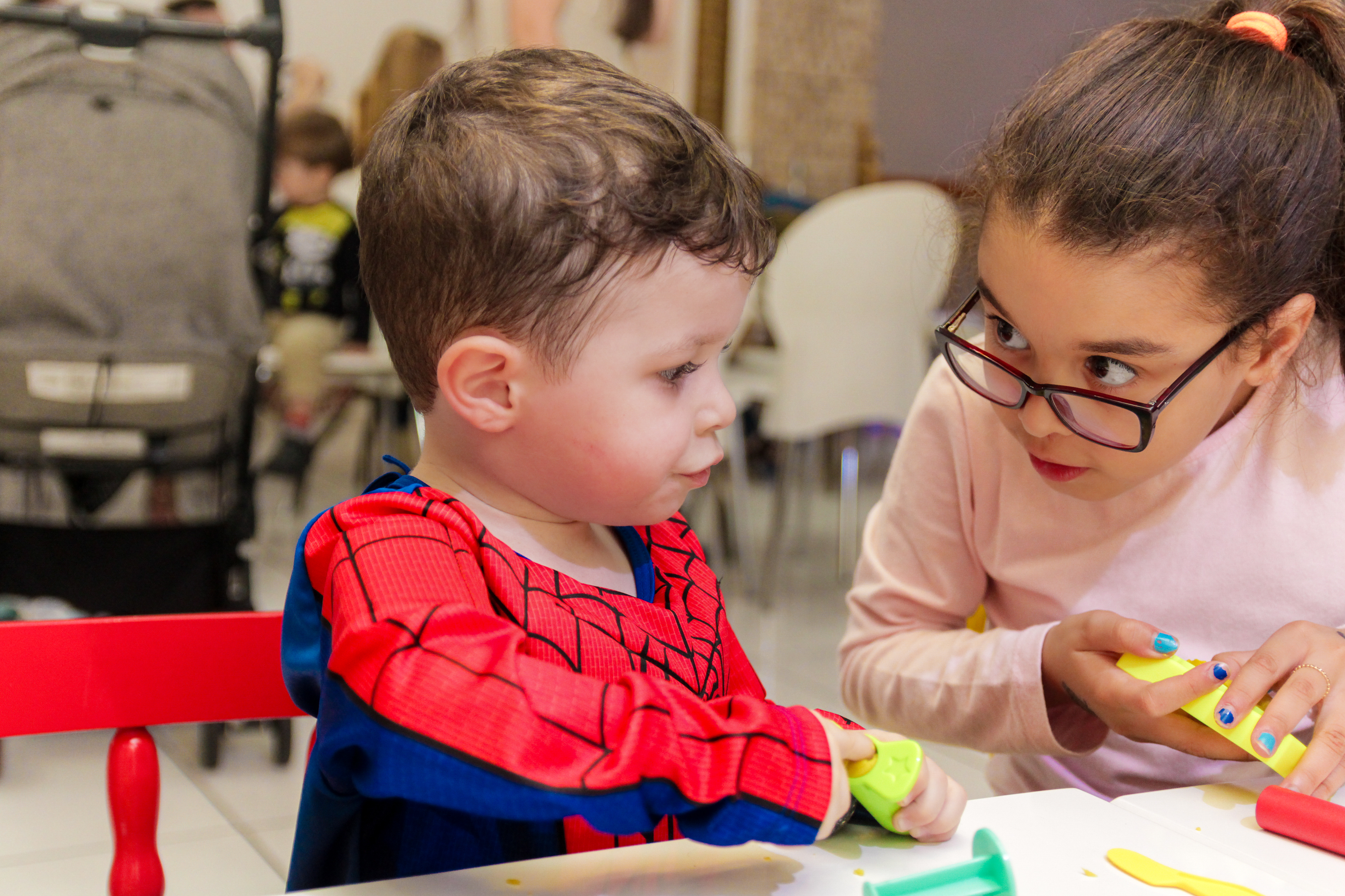 Miguel brincando na festa, tema herói SP.