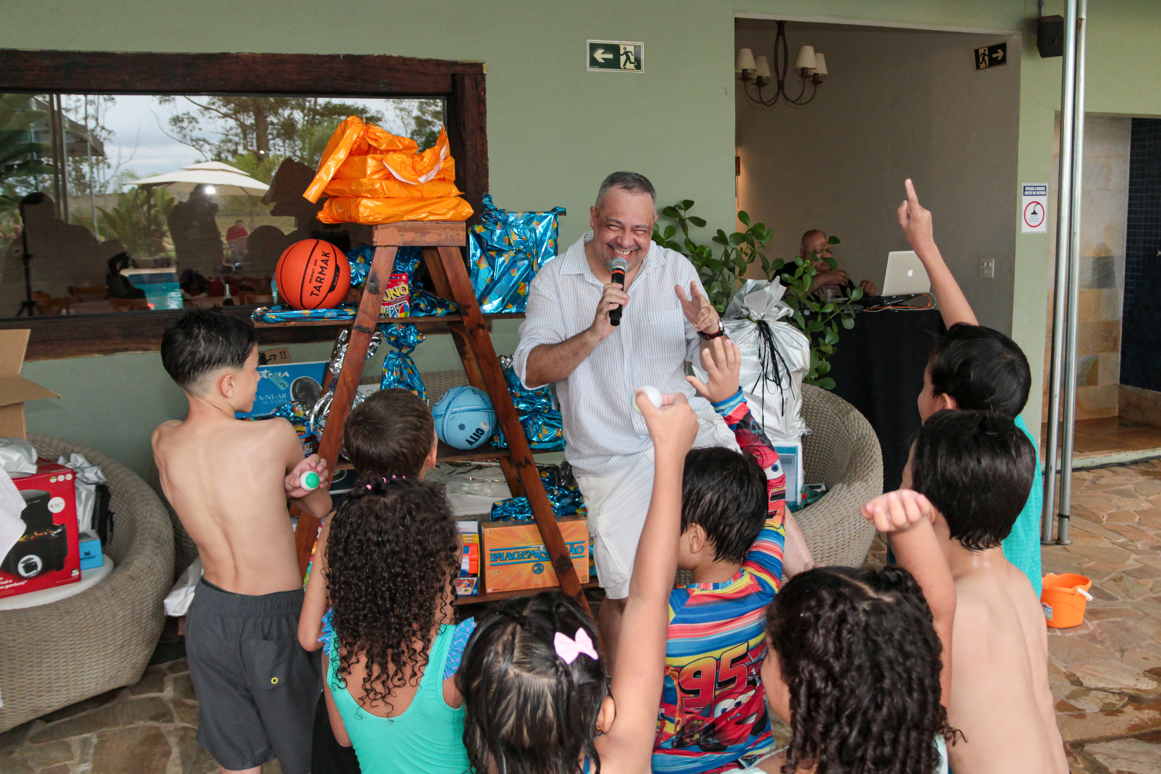 Ambiente descontraído na festa corporativa.