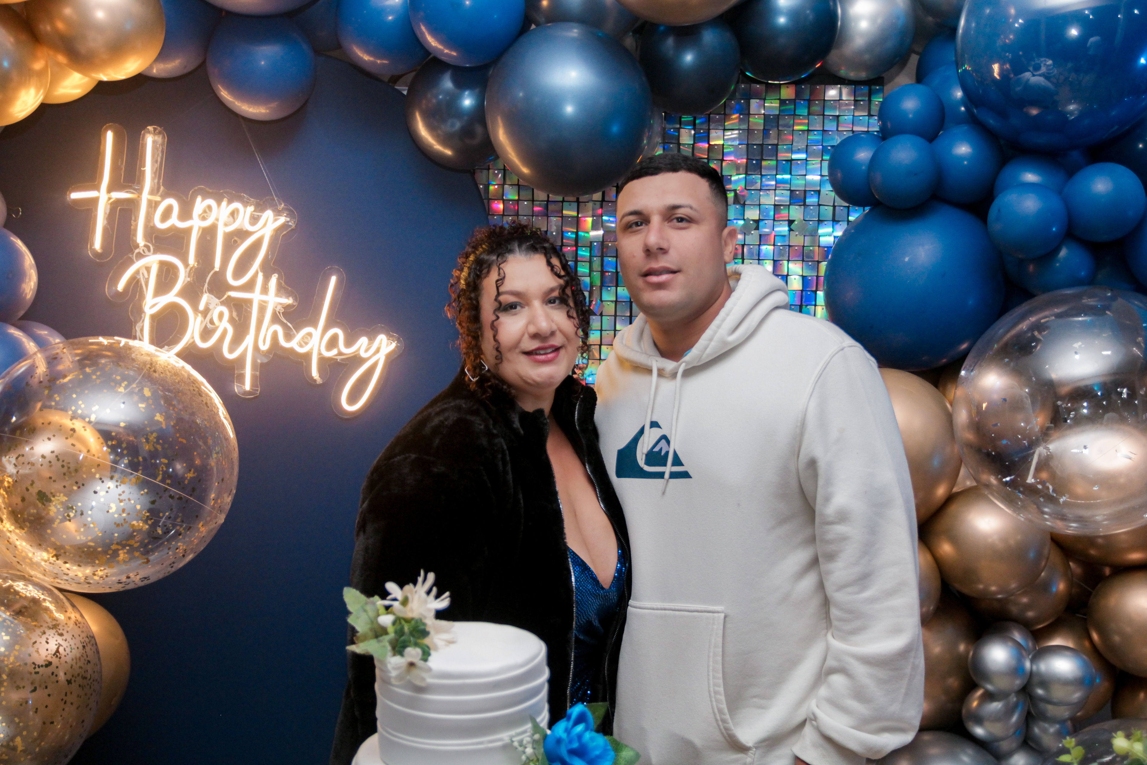 Cícera Alves posando com convidados.