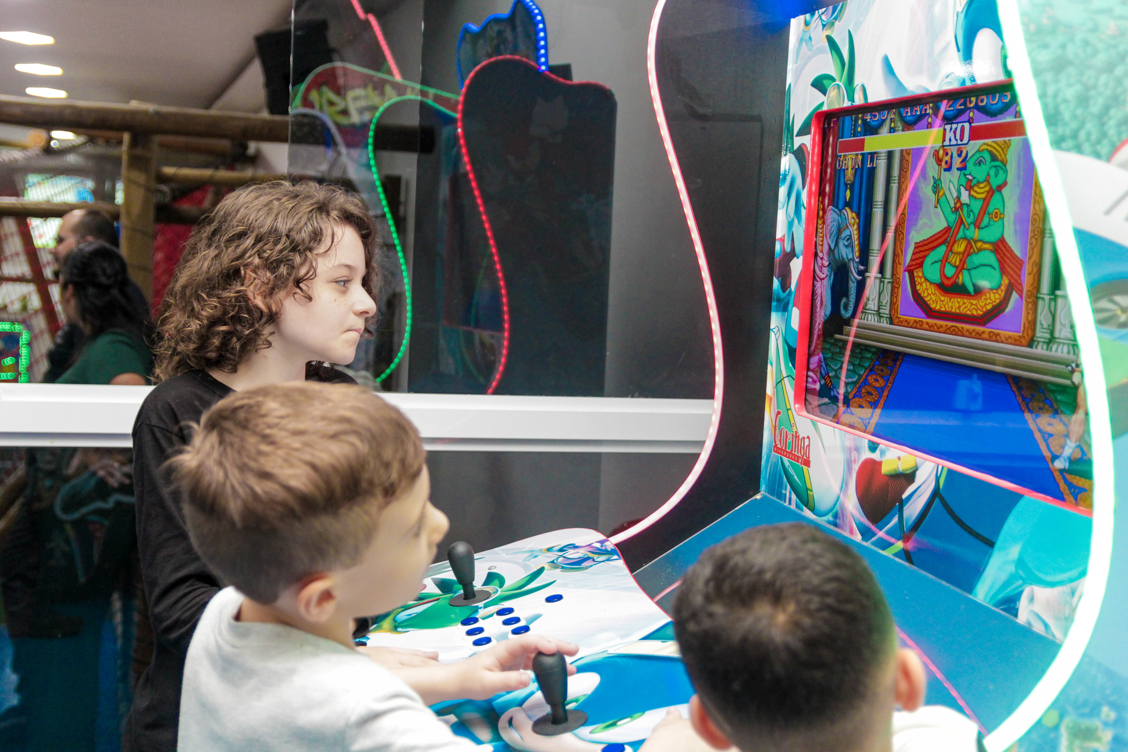 Crianças brincando na festa, tema herói SP.