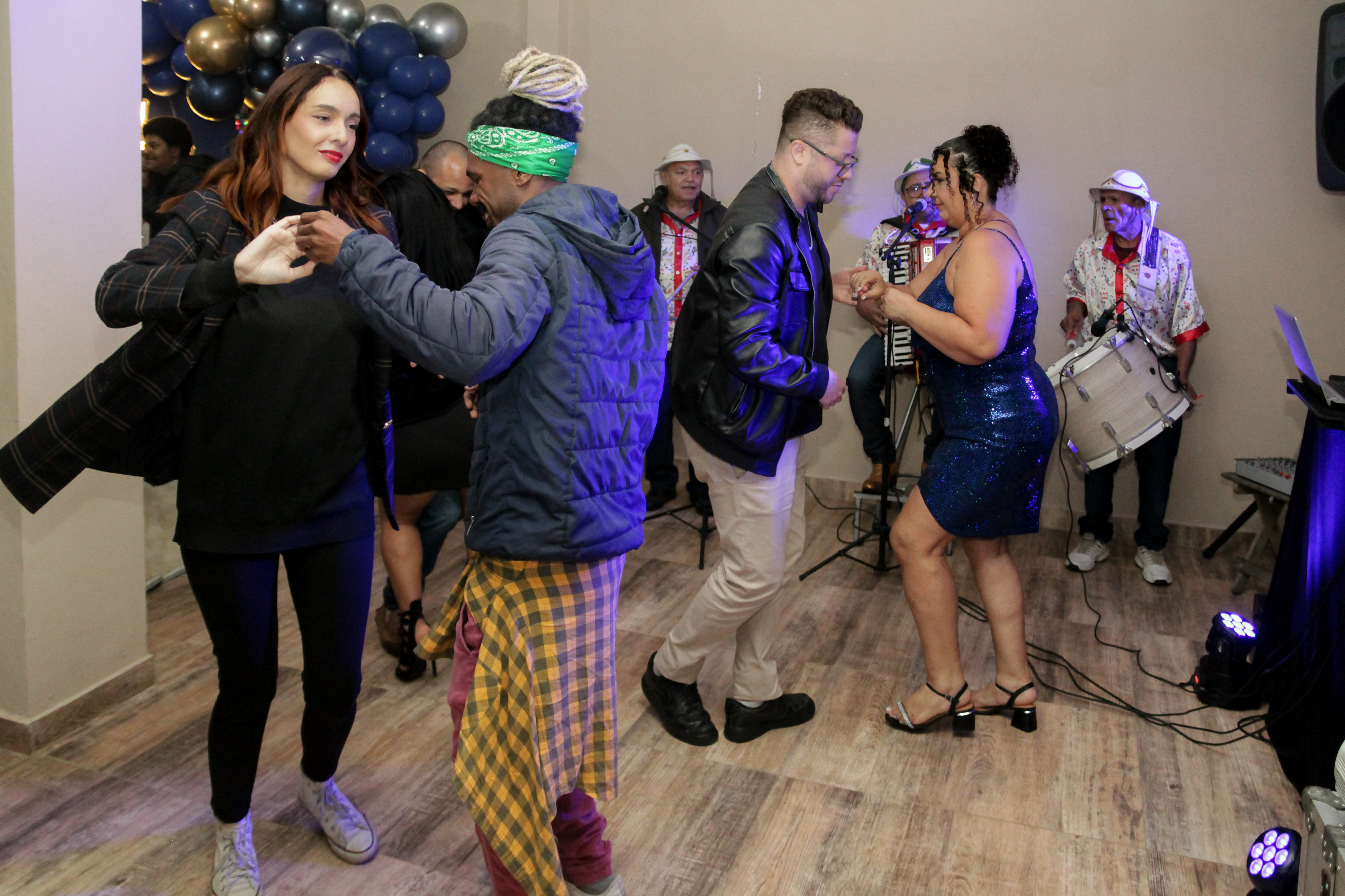 Convidados dançando com Cícera Alves.