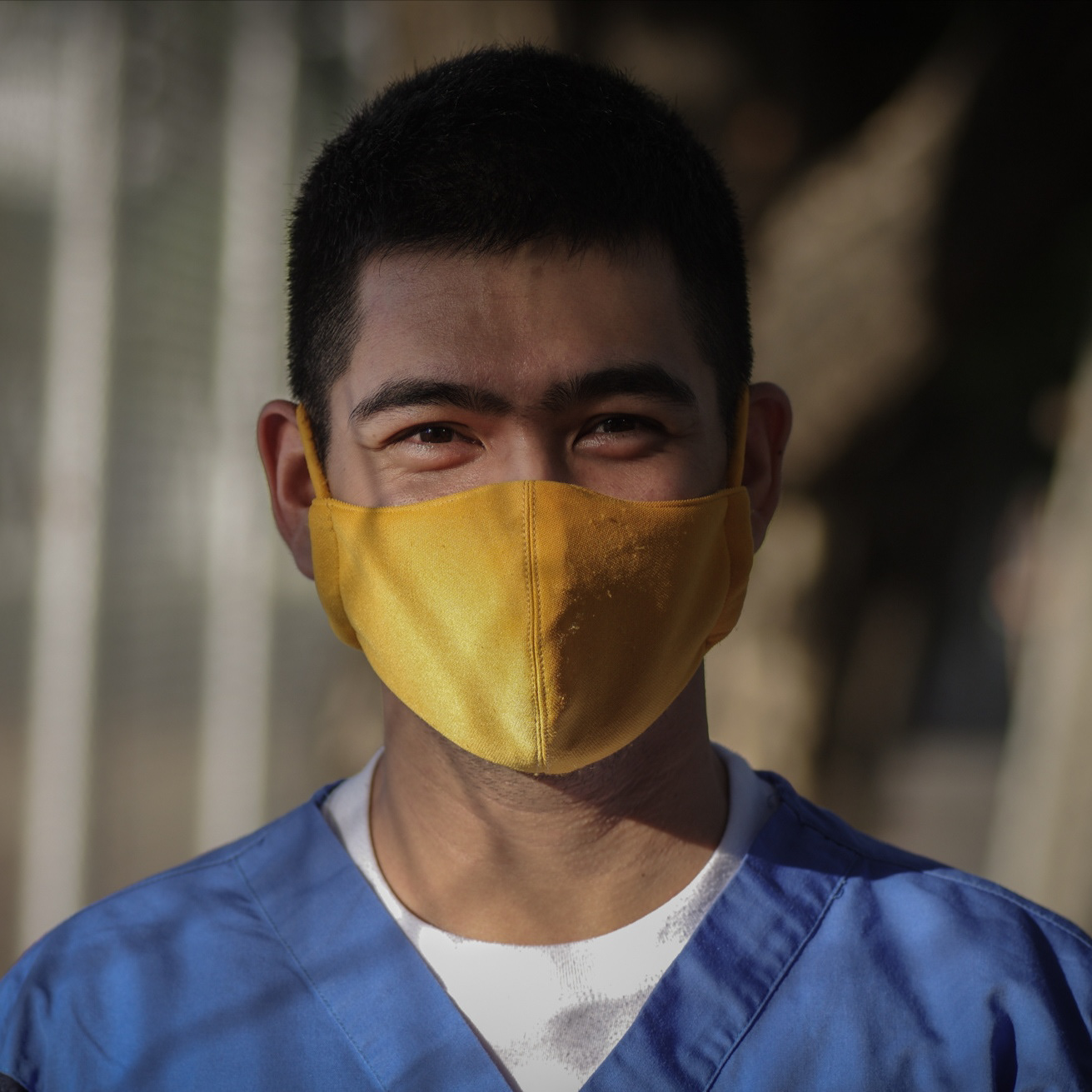 "Iyong hospital namin kasama ang mga infection control committee, they make sure na talagang protected kami, ang mga staff nila para 'di makahawa. Kasi ayaw din naman naming sa amin manggagaling' yong sakit o makahawa ka ng iba. Nakatira ako sa Pioneer, tapos nilalakad ko papuntang Galleria, from there may shuttle na papuntang hospital. Noong una nagpanic din ako para sa sarili ko na, paano ba 'to? Kailangan ko pumasok, tapos nagkaroon pa kami ng konting PPE. Noong una nakakatakot din naisiapan ko rin na hindi na pumasok, na mag-leave na rin, lalo na' yong transpo mahirap. But then narealize ko kung hindi ako papasok, paano na lang din ang iba kong kasama. Sa amin na lang din namin kasi kinukuha 'yong motivation ng bawat isa. Kung nakikita nilang pumapasok ka, at least kahit papaano, nakakatulong ka sa iba, nae-engganyo mo rin sila na pumasok din. Every time na may gumagaling at nakakapag-discharge kami ng patient ang gaan-gaan kasi sa feeling. Actually minsan nakakatuwa kasi may mga tumutulong pa sa amin, minsan may mga nagsasakay pa sa amin papunta sa work." - John Michael, 31 | Pharmacist