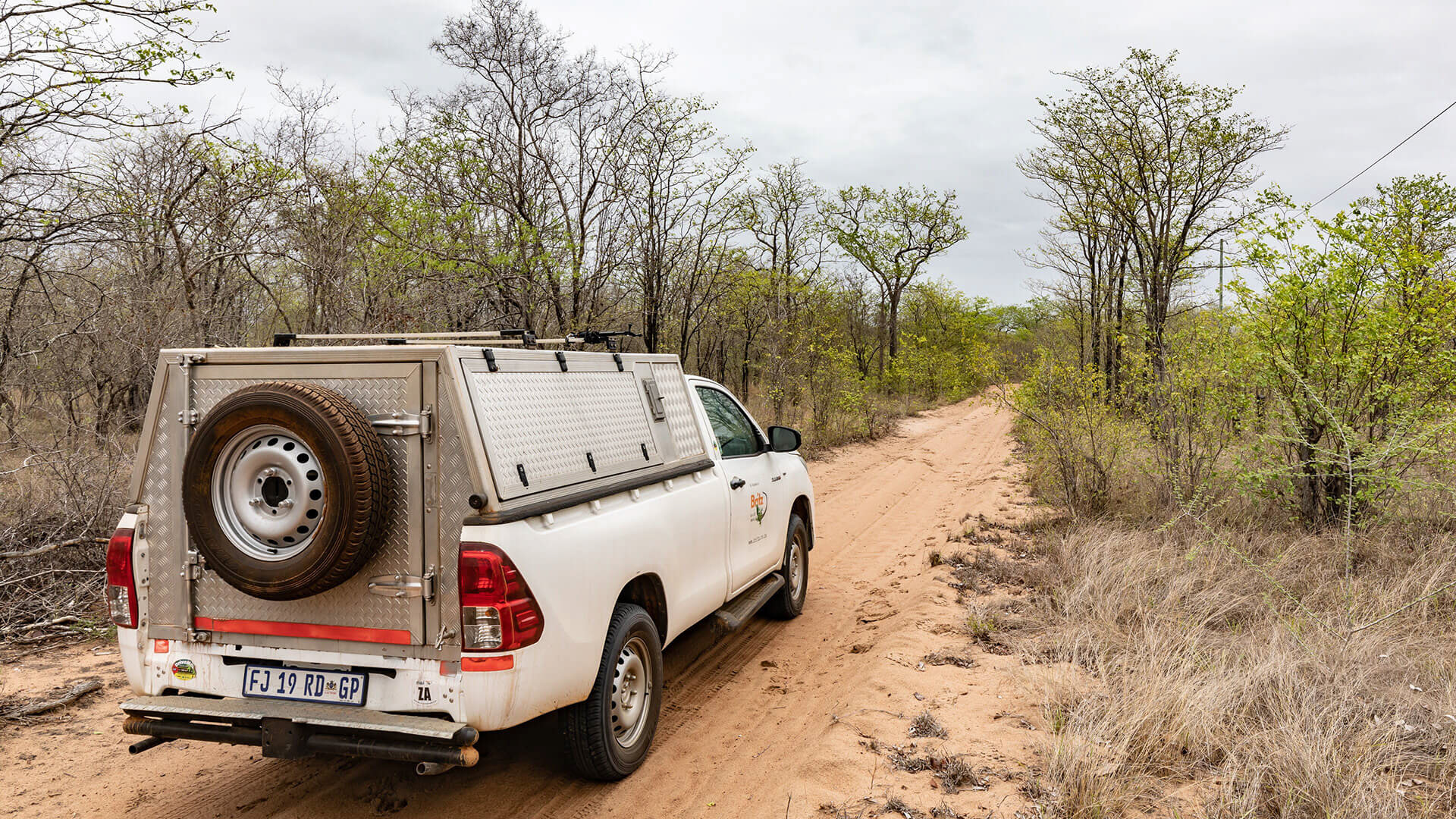Toyota 4x4 singlecab on a sand road, Route N222 at Maçula, Mozambique