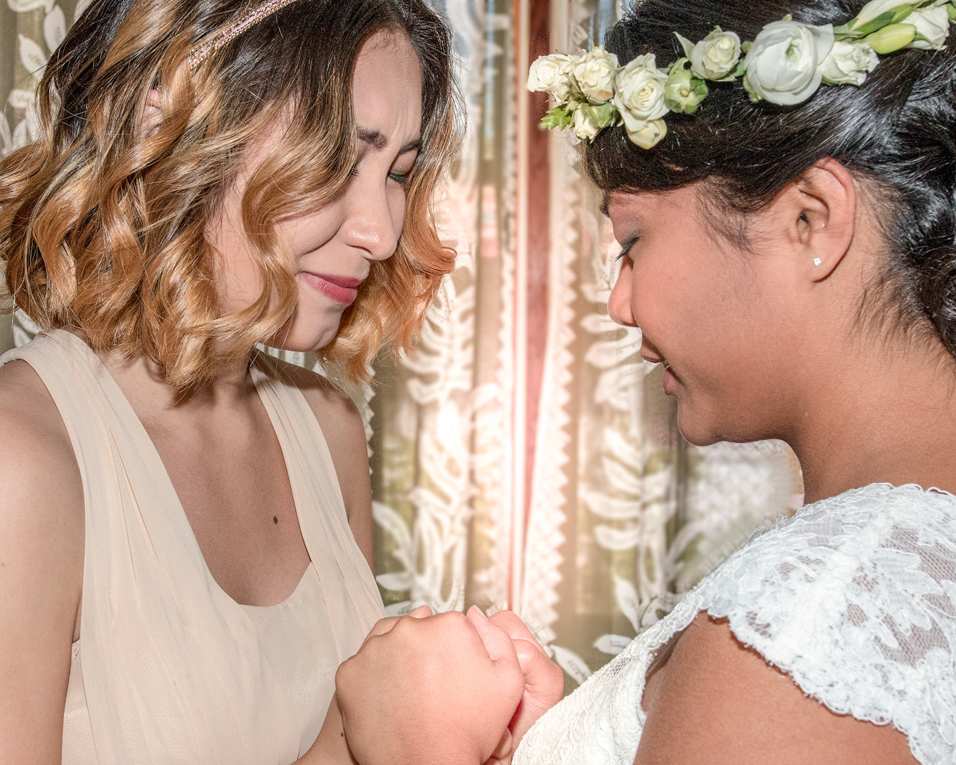 Wedding Hawaii, bride and maid of honor.