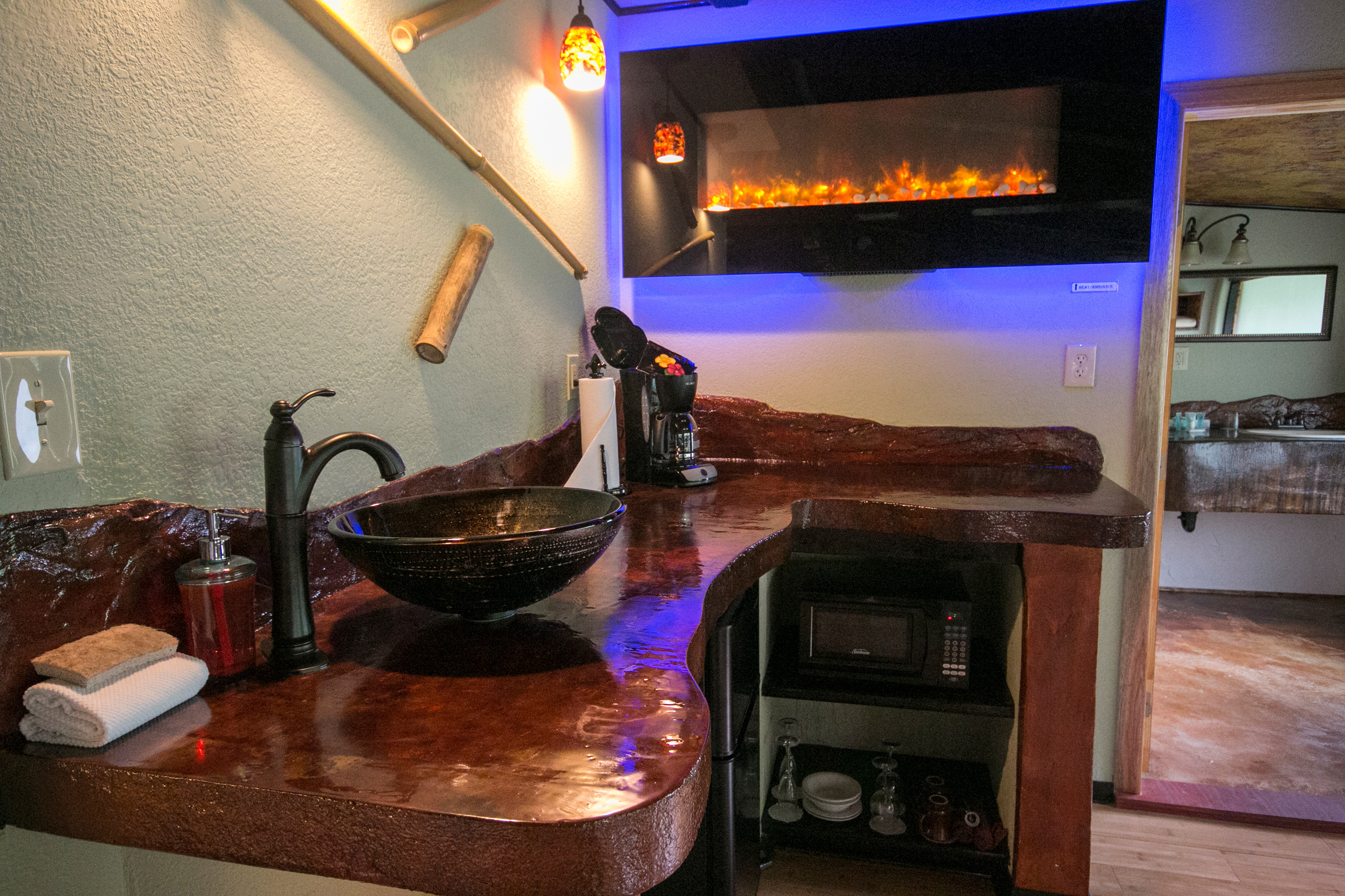 Room rentals at Chalet Kilauea, Volcano HI.