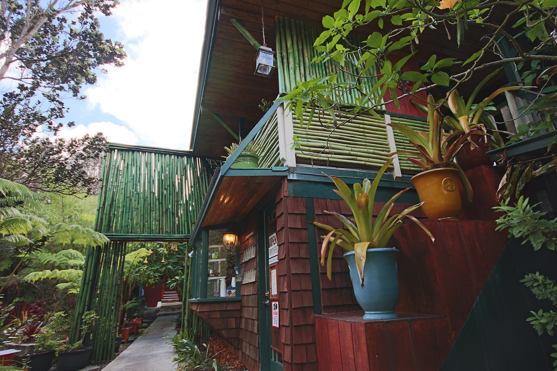 Room rentals at Chalet Kilauea, Volcano HI.