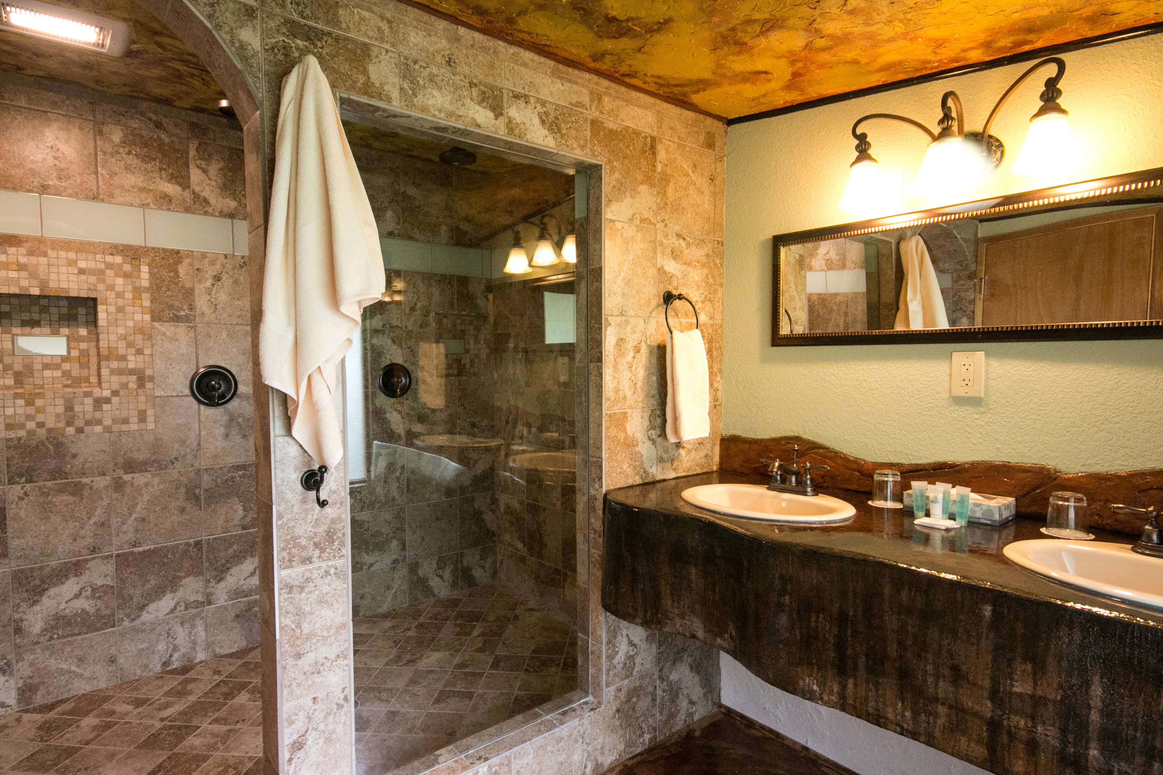 Room rentals at Chalet Kilauea, Volcano HI.