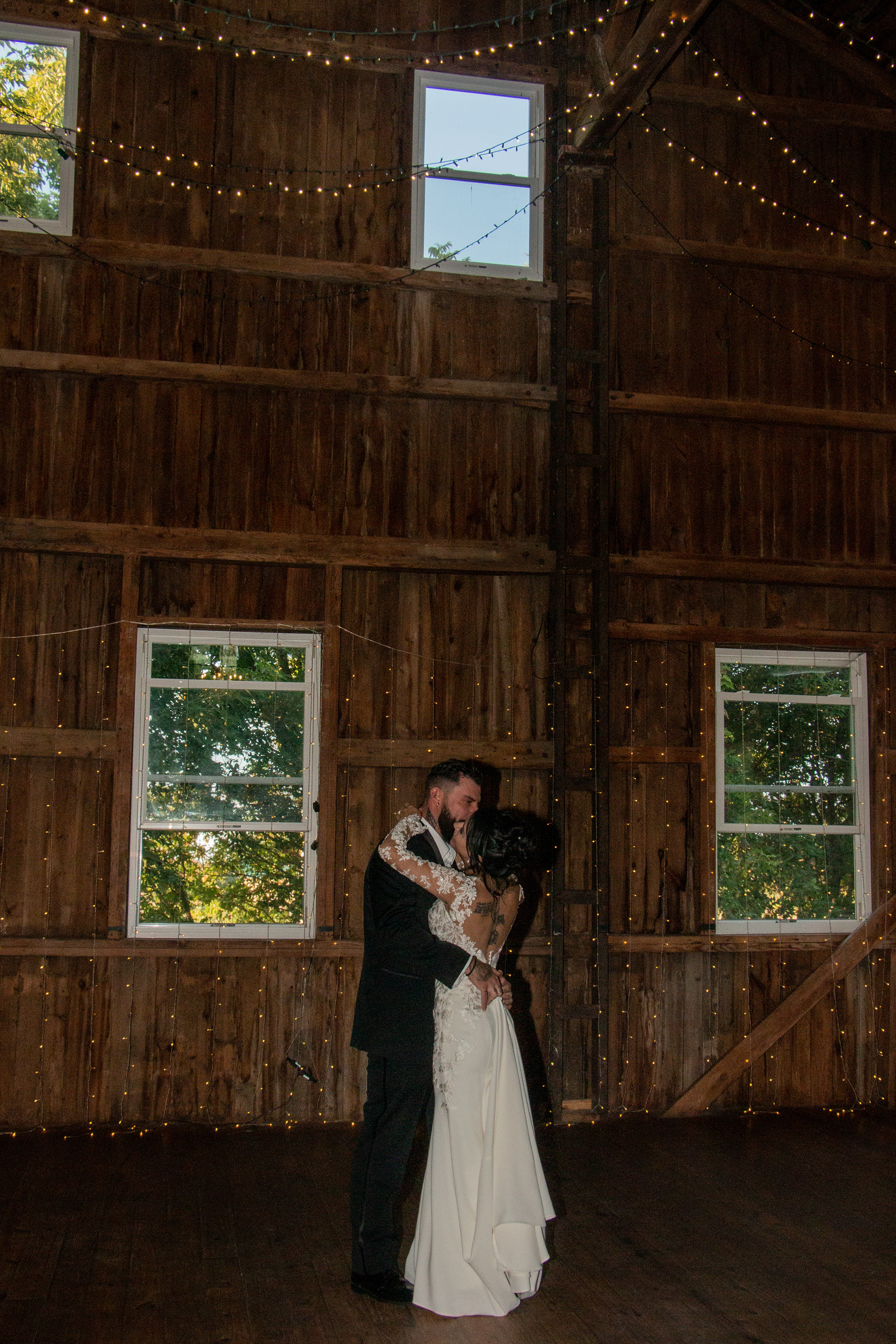 Newly married couple dancing ç