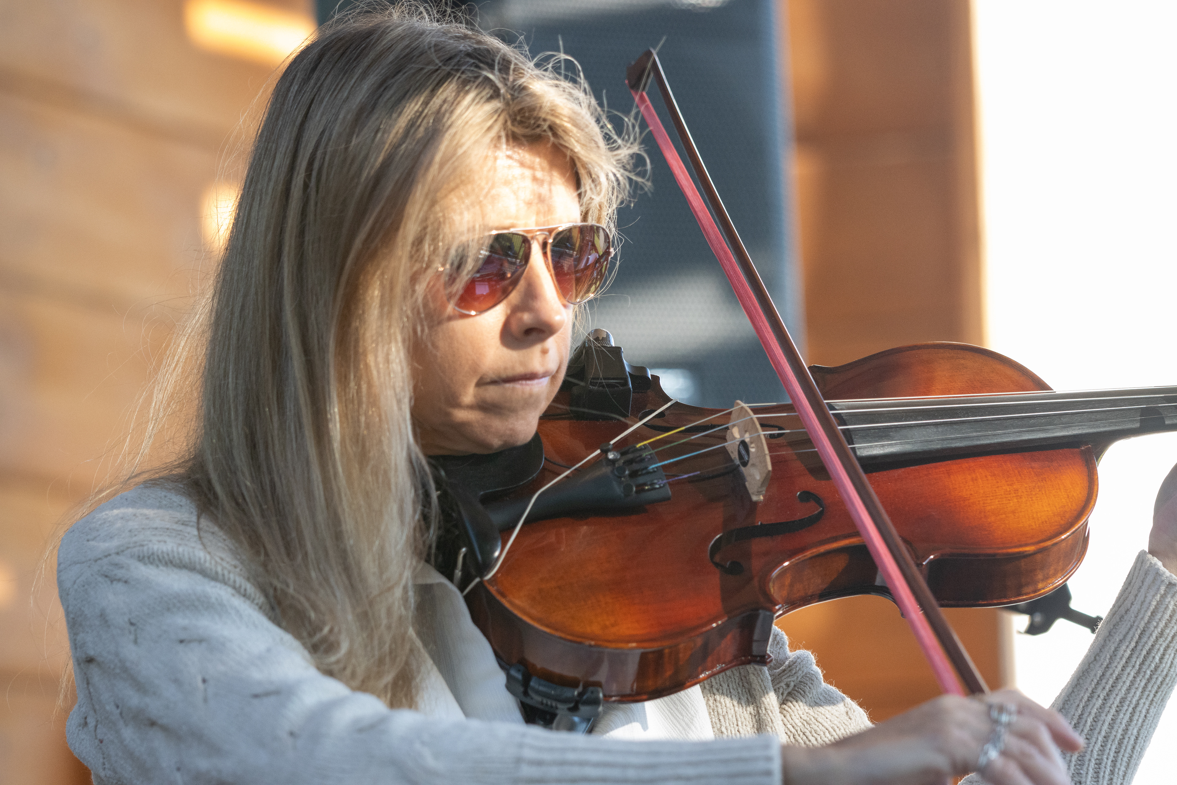 Violinist "Busted Stuff" duo.