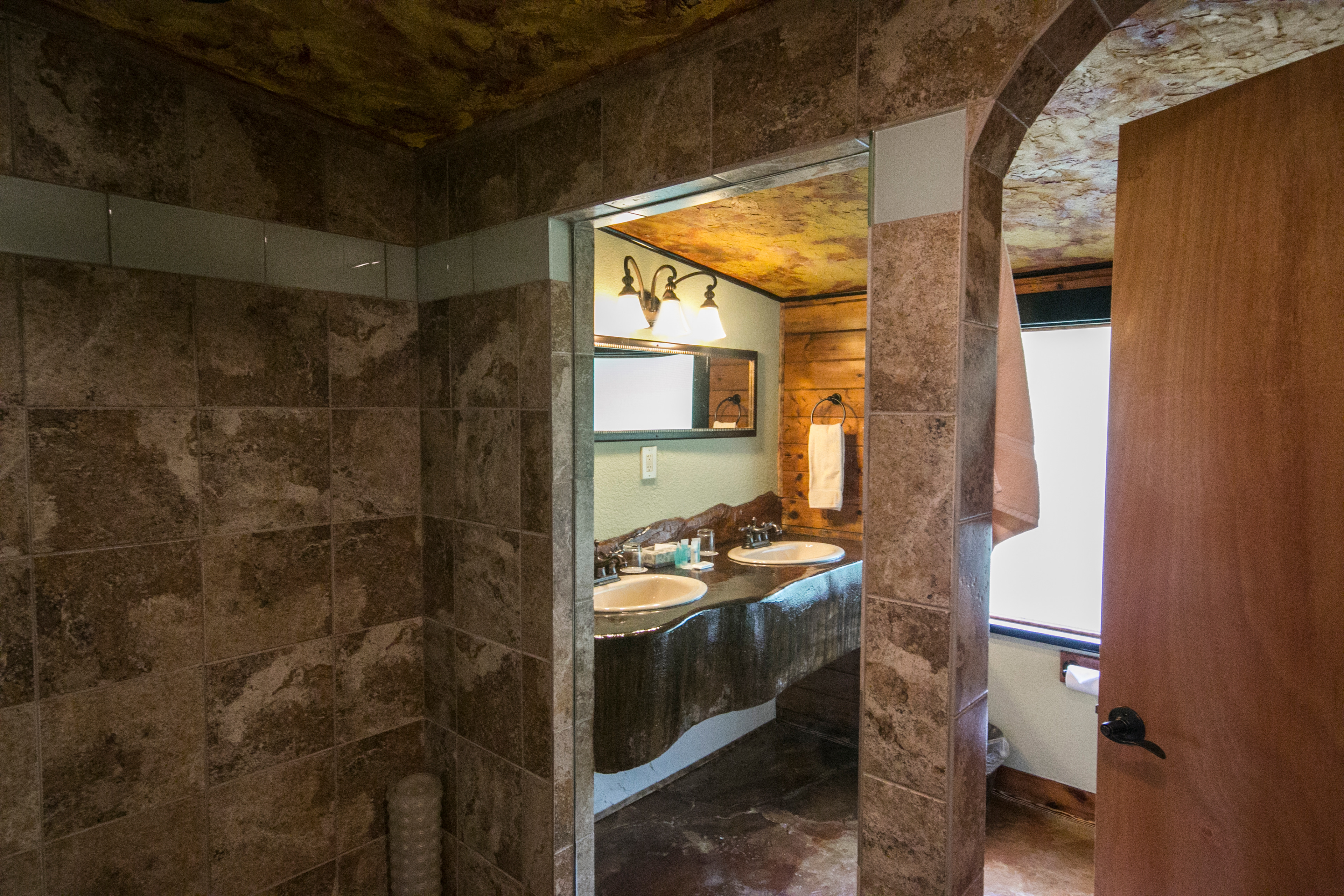 Room rentals at Chalet Kilauea, Volcano HI.
