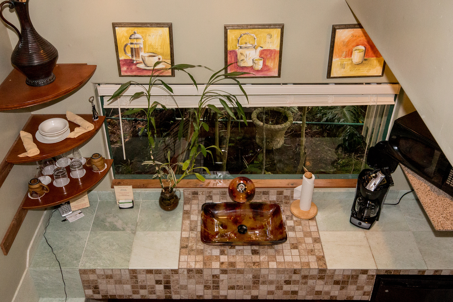 Room rentals at Chalet Kilauea, Volcano HI.