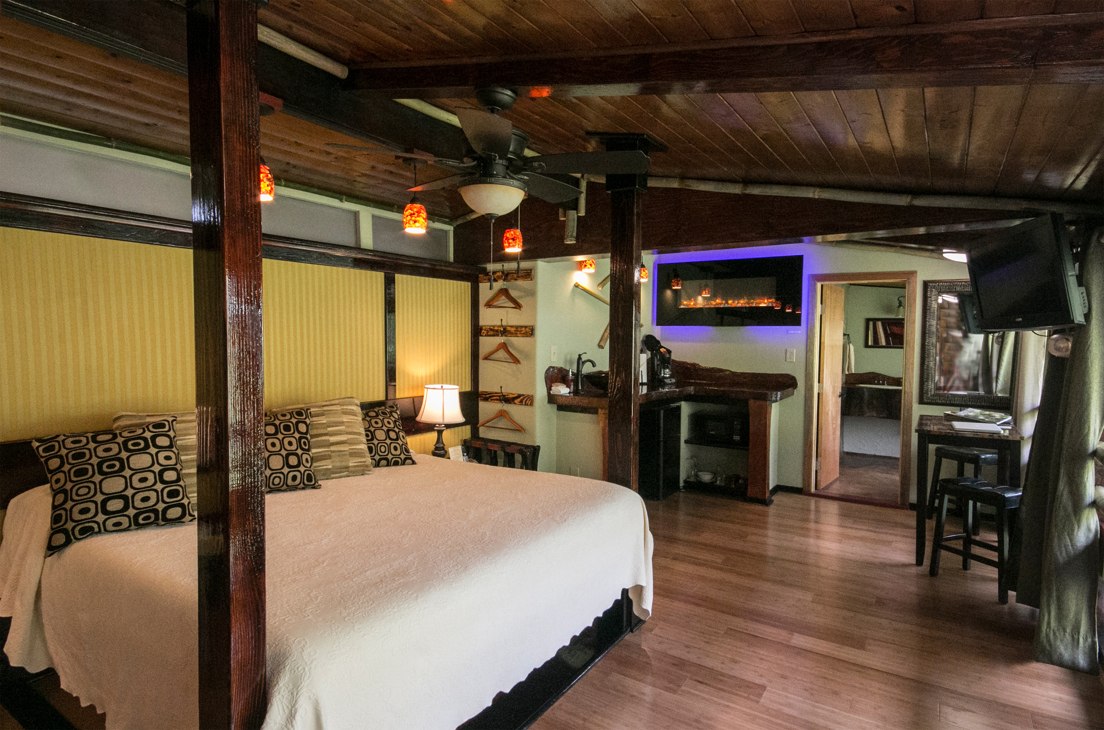 Room rentals at Chalet Kilauea, Volcano HI.