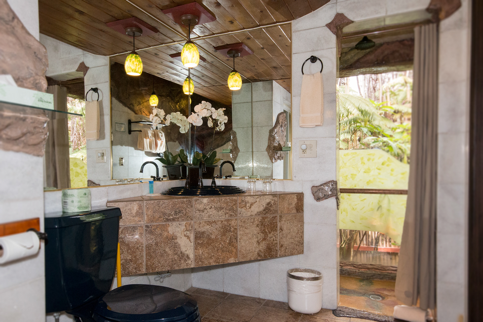 Room rentals at Chalet Kilauea, Volcano HI.