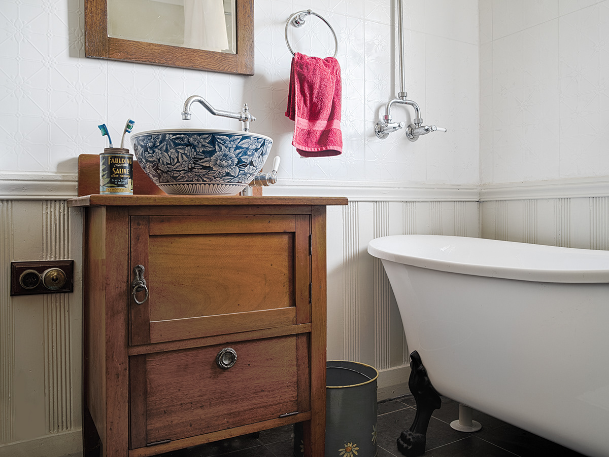 Another view of the main bathroom