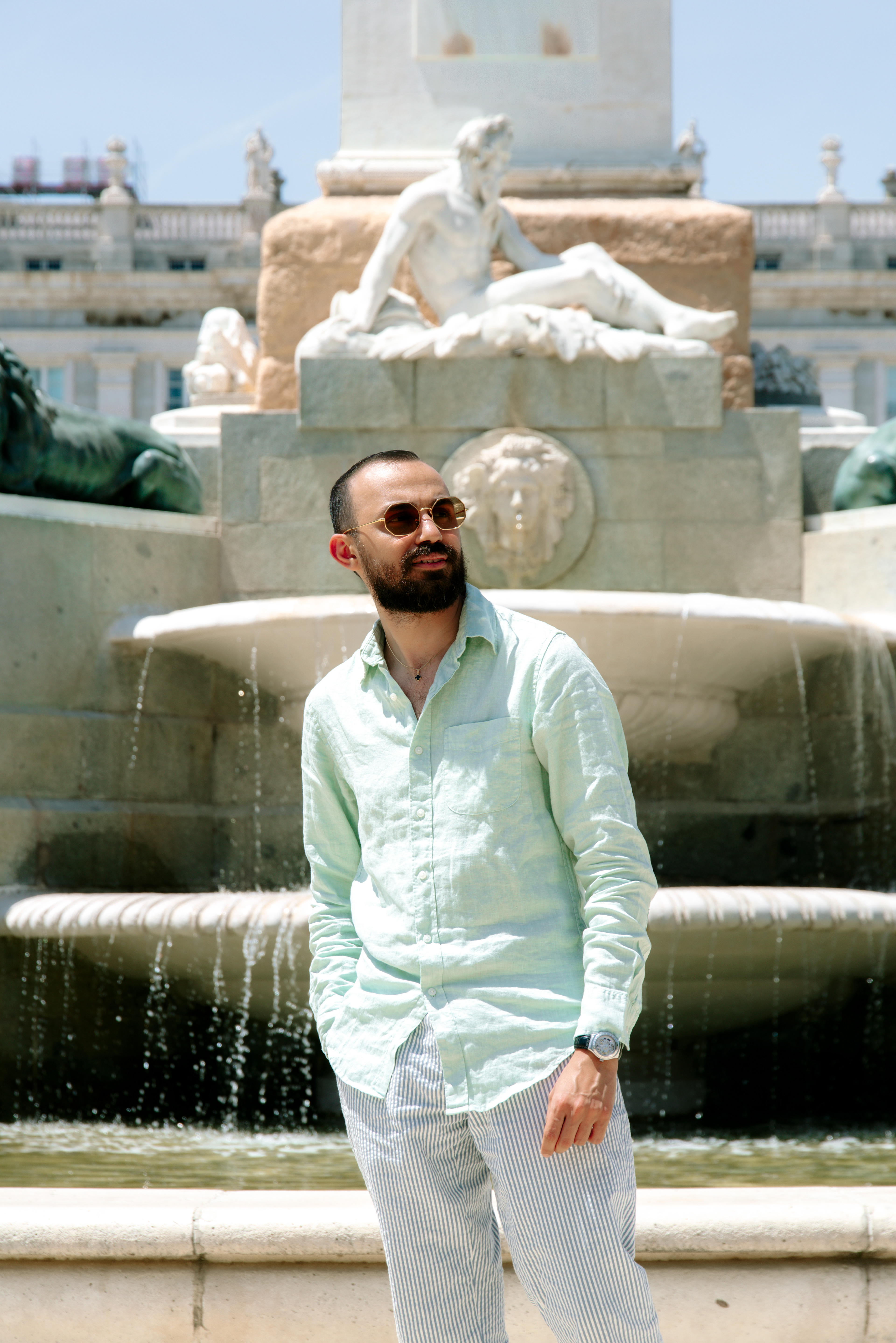 Baham frente al Monumento Felipe IV de Madrid.