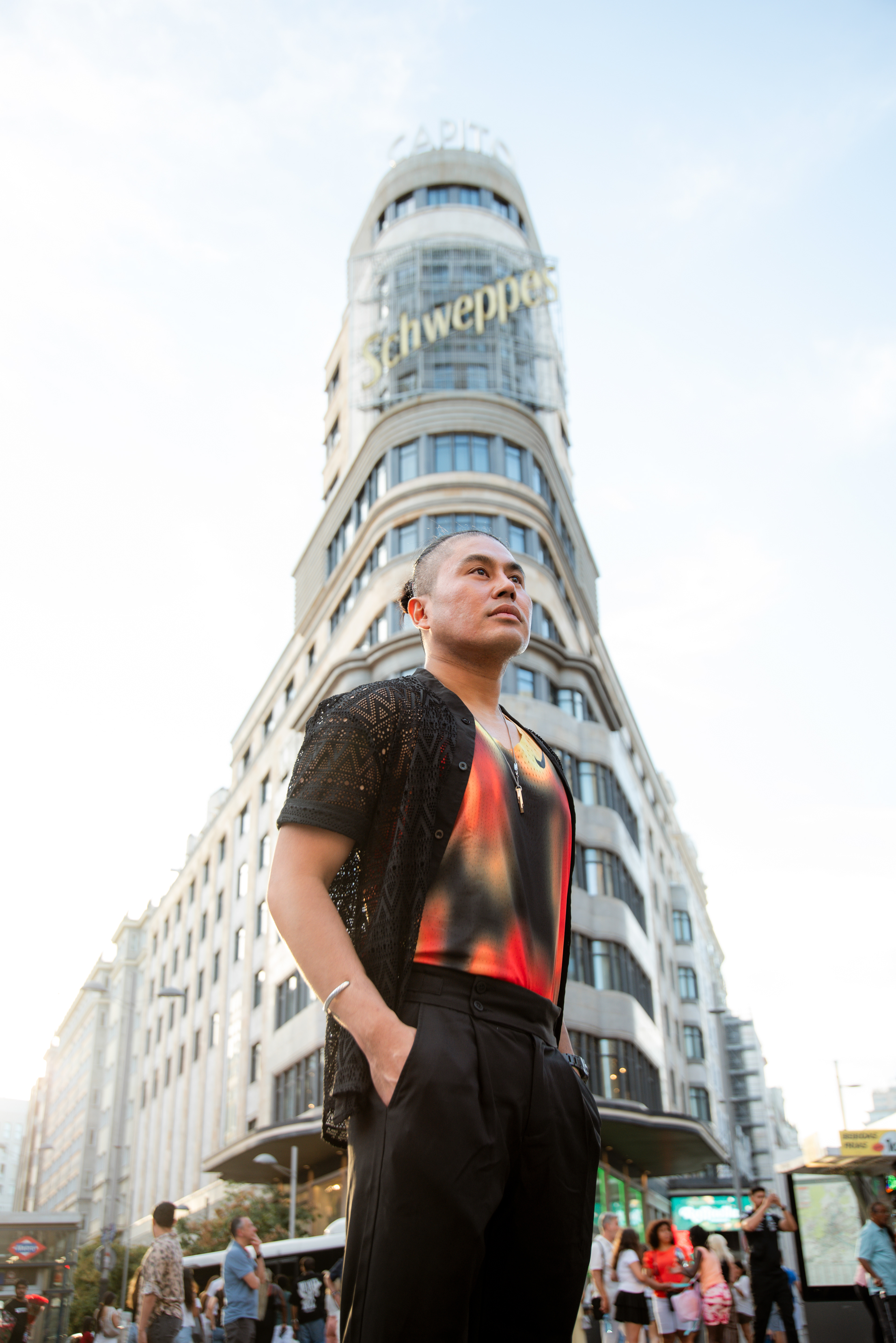 Rob en la plaza Callao de Madrid, de fondo el edificio Carrión (Capitol), con el letraro de Schweppes.