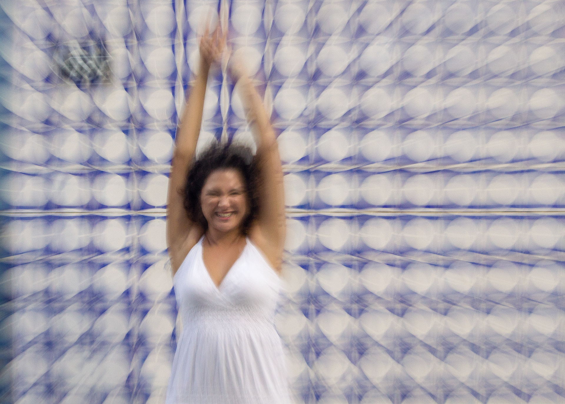 Em nossas conversas durante o ensaio - sim, conversamos também durante o ensaio -, Fau me contou sobre alguns momentos de sua trajetória profissional artística e também de sua vida pessoal. Combinados aos movimentos que foram sendo propostos, os relatos me conduziram à palavra 'expansão'. Então não pude resistir e, diante dessa paredinha que amamos e que usamos de fundo para alguns outros cliques, fiz esse shot com uma técnica que gosto bastante, que é o "zooming", com a qual em uma "puxada de zoom" durante a captura - e ajusatando adequadamente abertura e velocidade -, é possível obter esse efeito que nos traz a sensação de movimento. Não está tecnicamente perfeita, o que aqui ilustra o propósito da jornada: é caminhando que aprendemos sobre os passos. Viva o mo(vi)mento!
