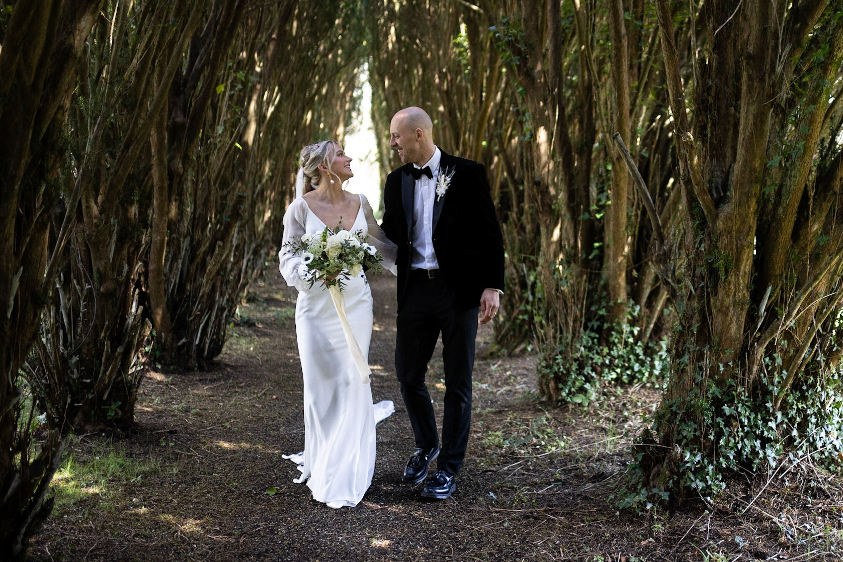 ©2022 Tom Nicholson. 09/04/2022. Redruth, UK. The Wedding of Emily and George Haynes at Portreath Beach, Gwenapp Parish Church, Bassett's Cove and Higher Laity Farm. Photo credit : Tom Nicholson