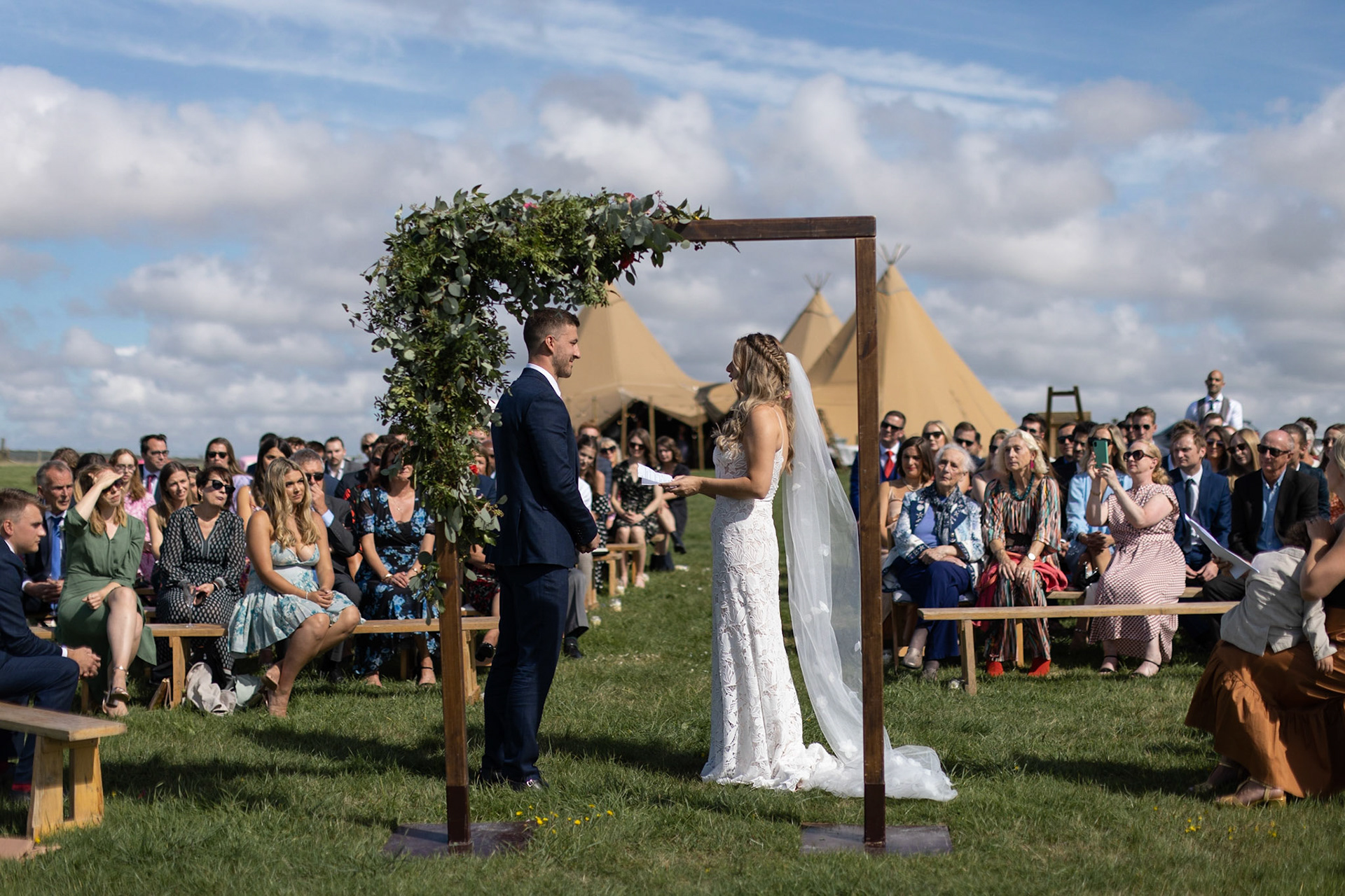©2022 Tom Nicholson. 10/09/2022. Newquay, UK. The wedding of Betsy and Jamie Maskell at Mawgan Bay View and Bre Pen Farm in Mawgan Porth, Cornwall. Photo credit : Tom Nicholson