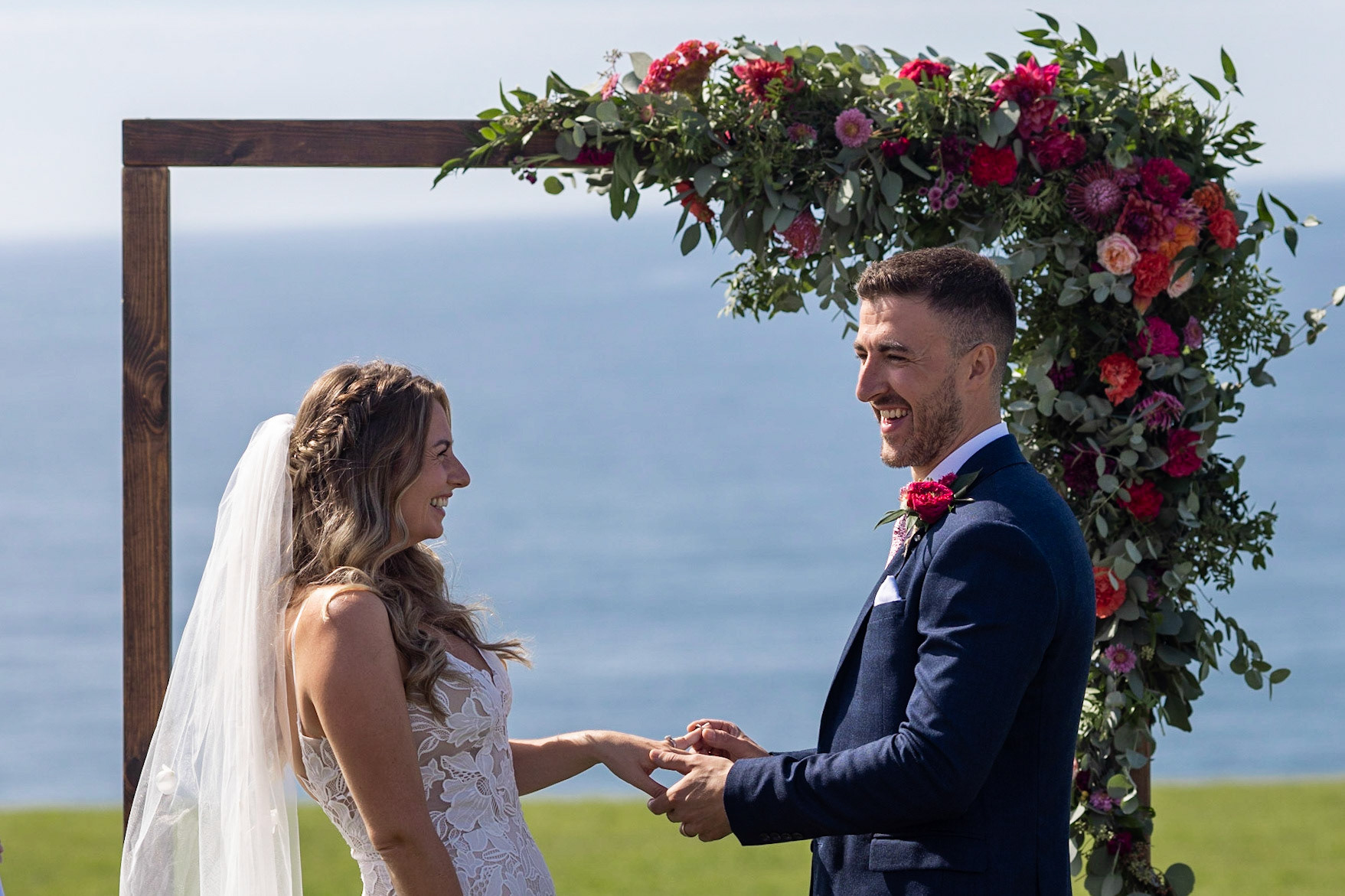 ©2022 Tom Nicholson. 10/09/2022. Newquay, UK. The wedding of Betsy and Jamie Maskell at Mawgan Bay View and Bre Pen Farm in Mawgan Porth, Cornwall. Photo credit : Tom Nicholson