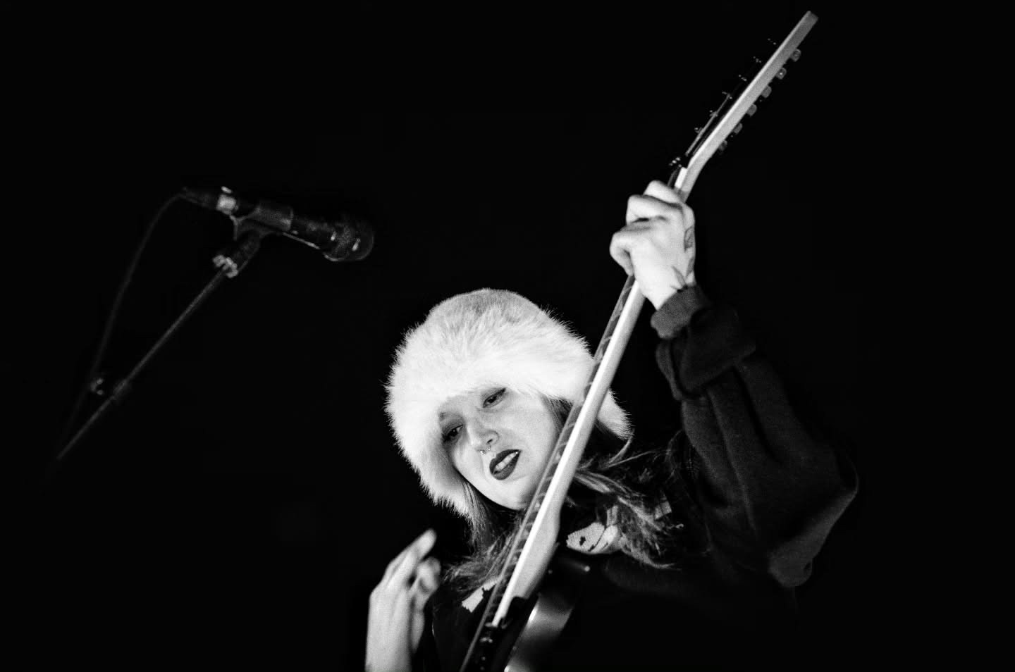 Valeria Sarro, guitarrista de Regina. 