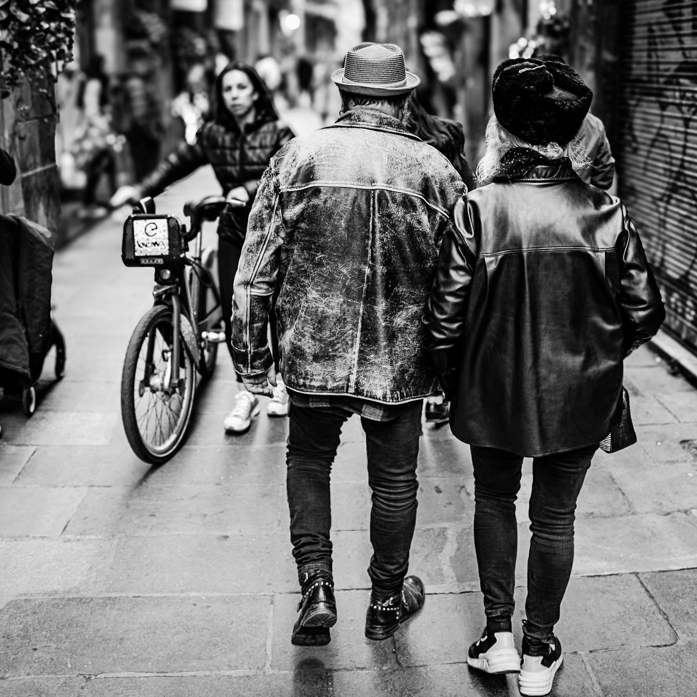 This cool couple walking on the streets of Barcelona. December 2022.