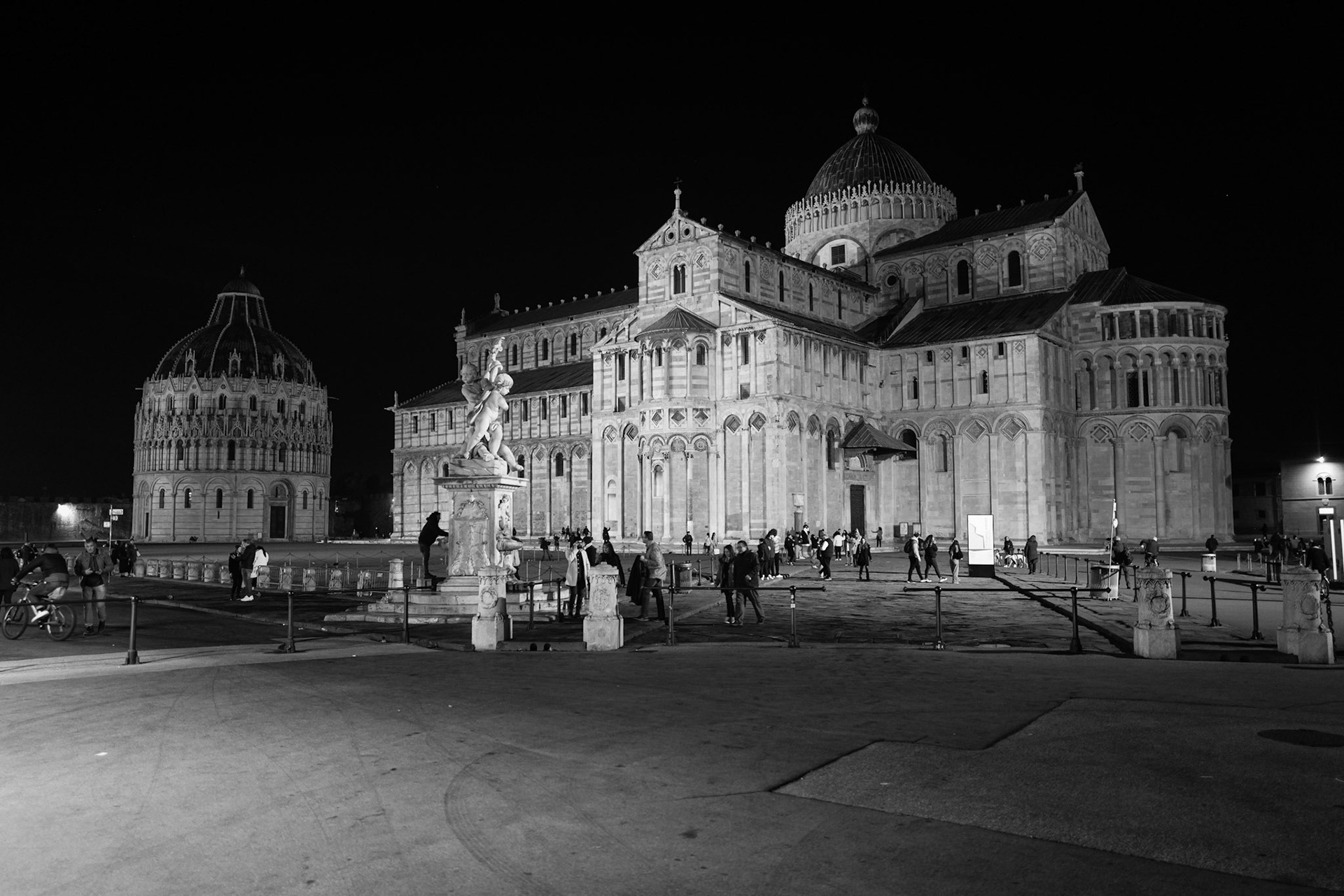 A visit to Pisa at night .