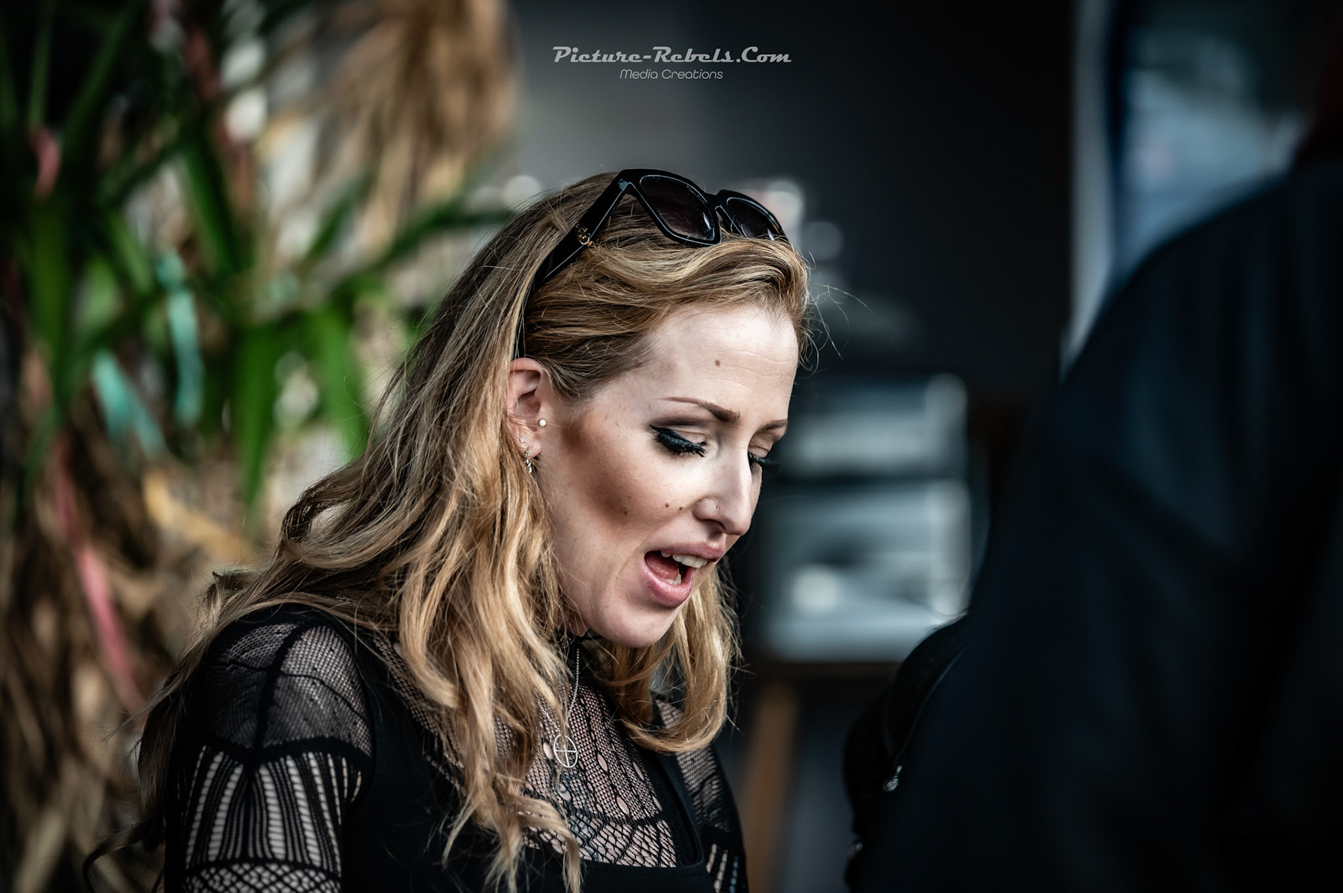 Signing Session Faun