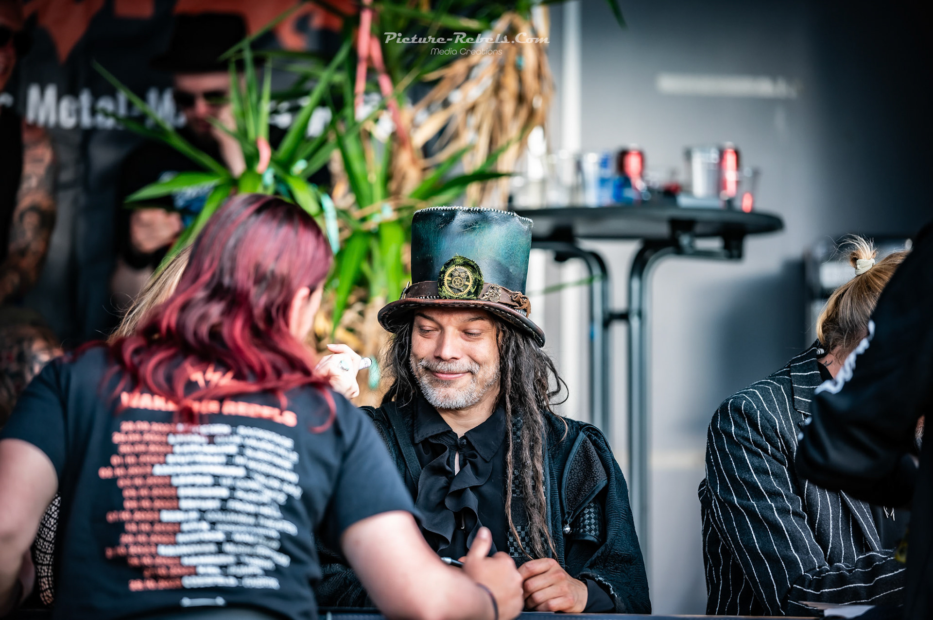 Signing Session Faun