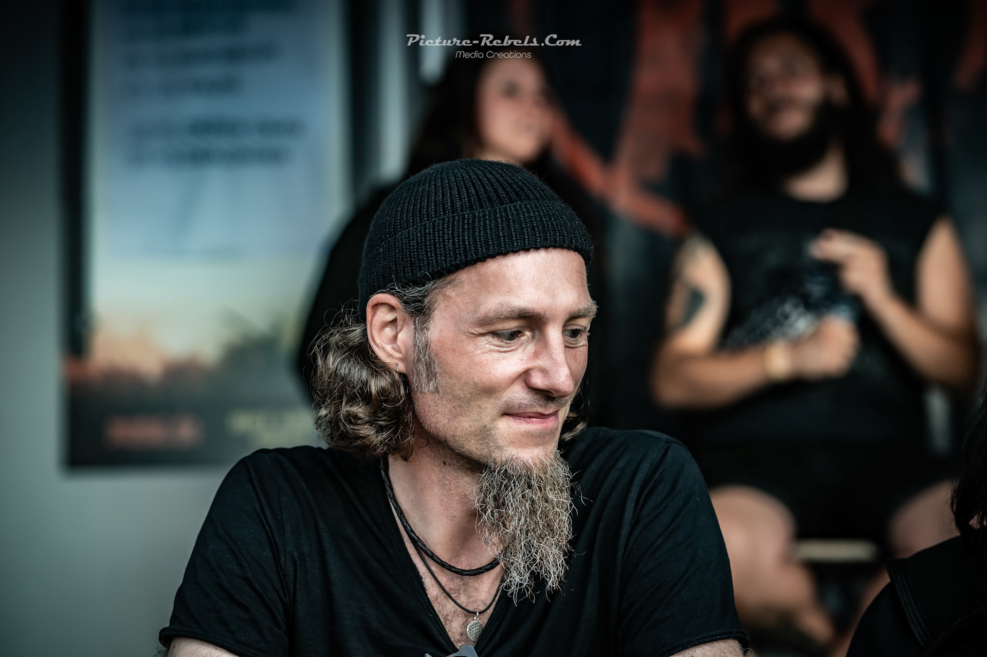 Signing Session Faun