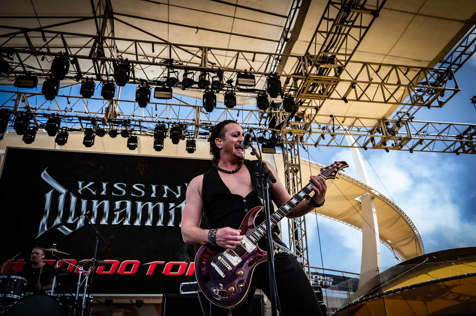 Kissin`Dynamite - Pool Deck