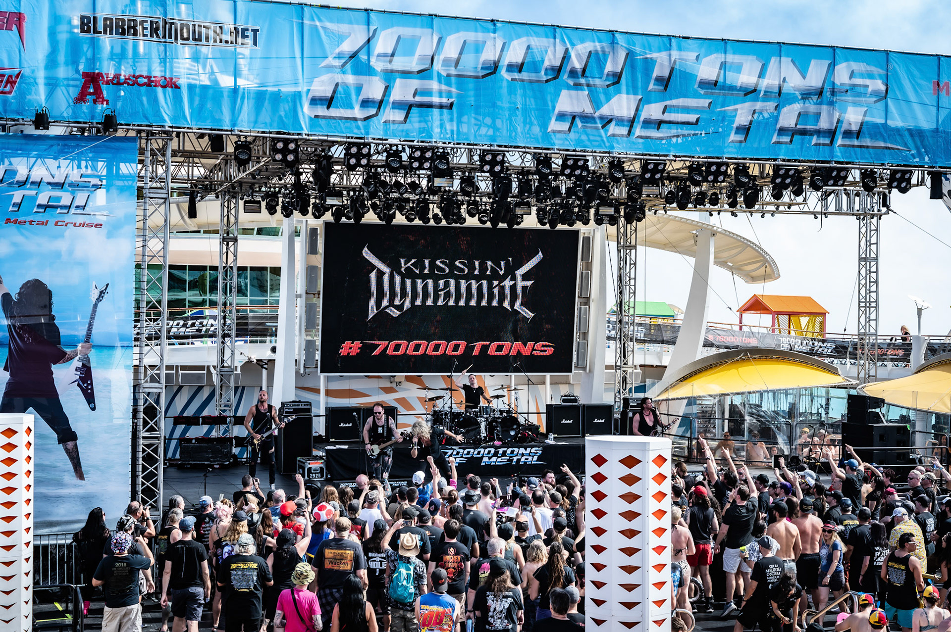 Kissin`Dynamite - Pool Deck