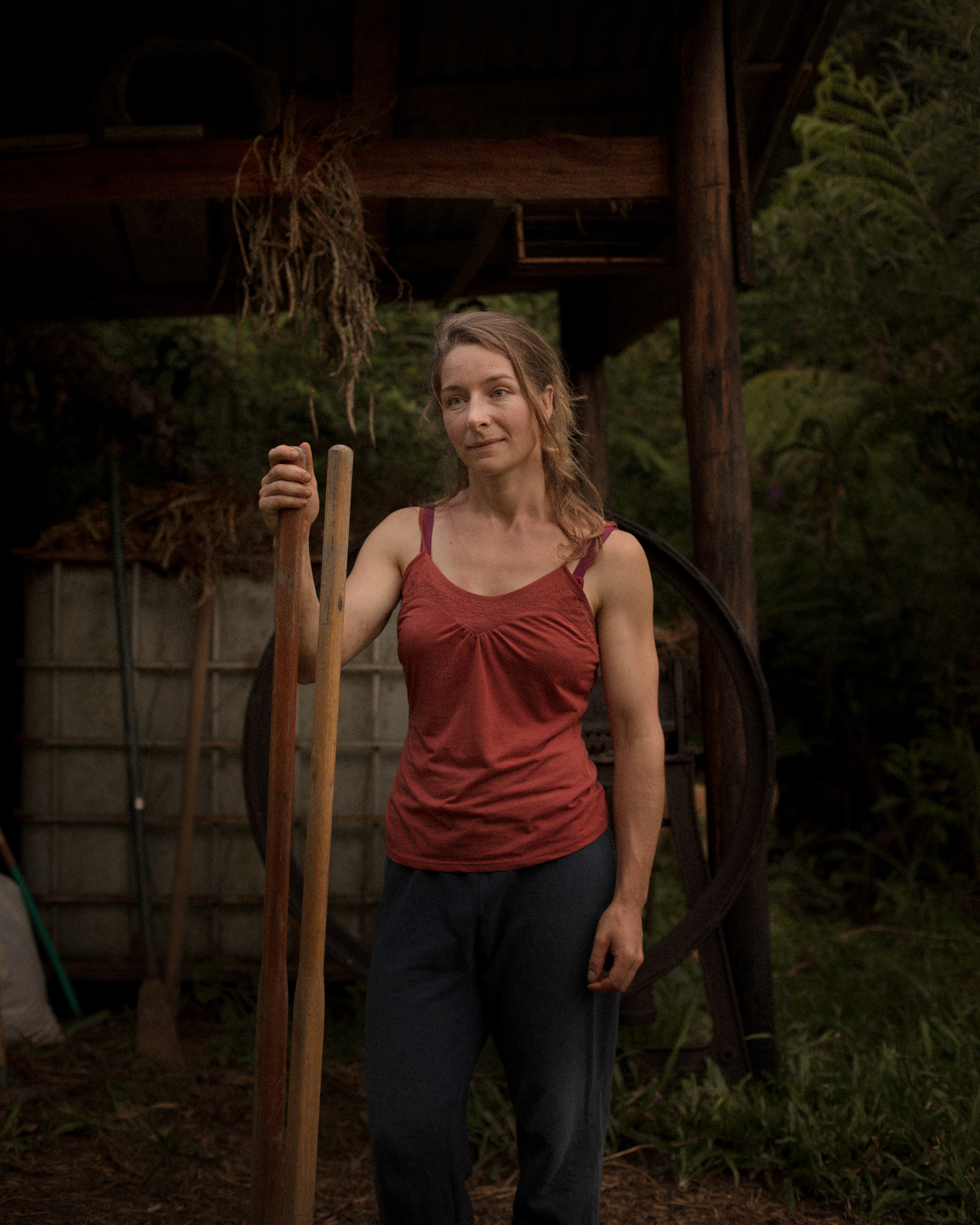 Retrato de Daphné, segurando uma cavadeira à frente de um pequeno rancho