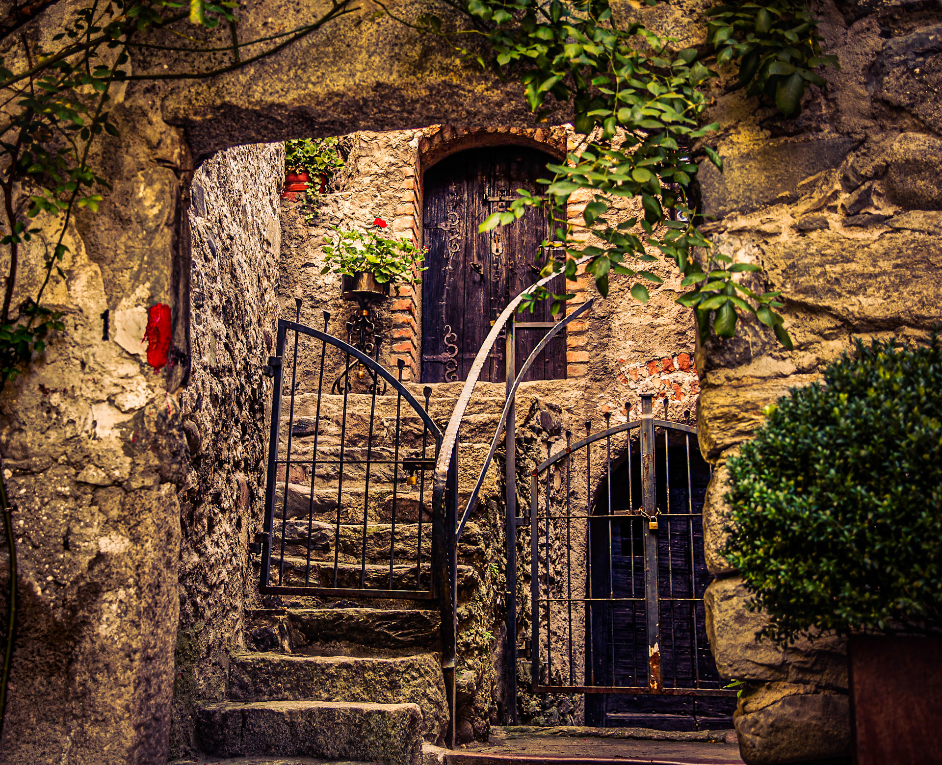 old gates - 1/50 Sek. bei ƒ / 3,2 - ISO 200 - 36 mm