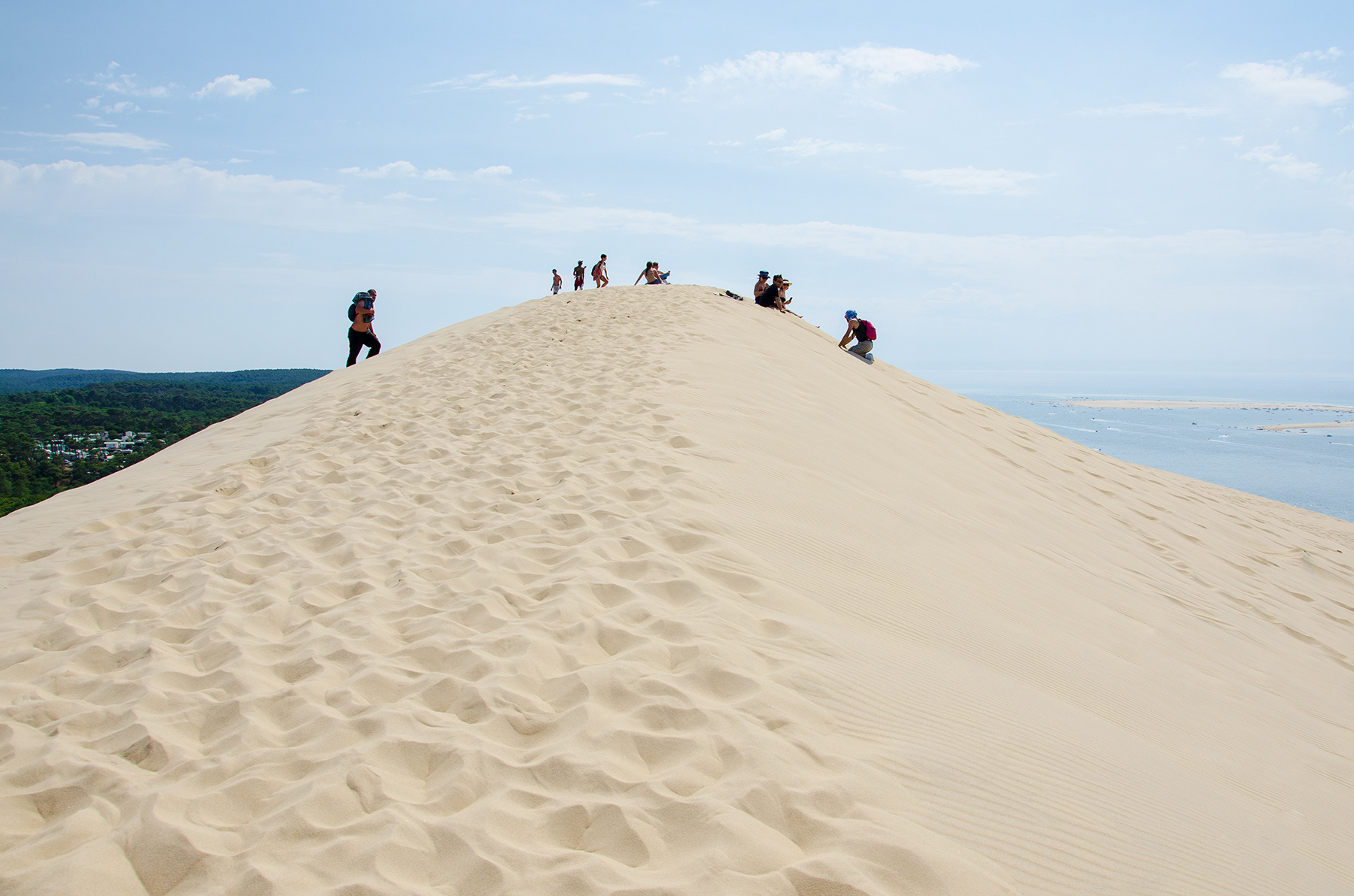 Urlauber auf der Spitze der Düne in Pilat in der Bucht von Arcachon.