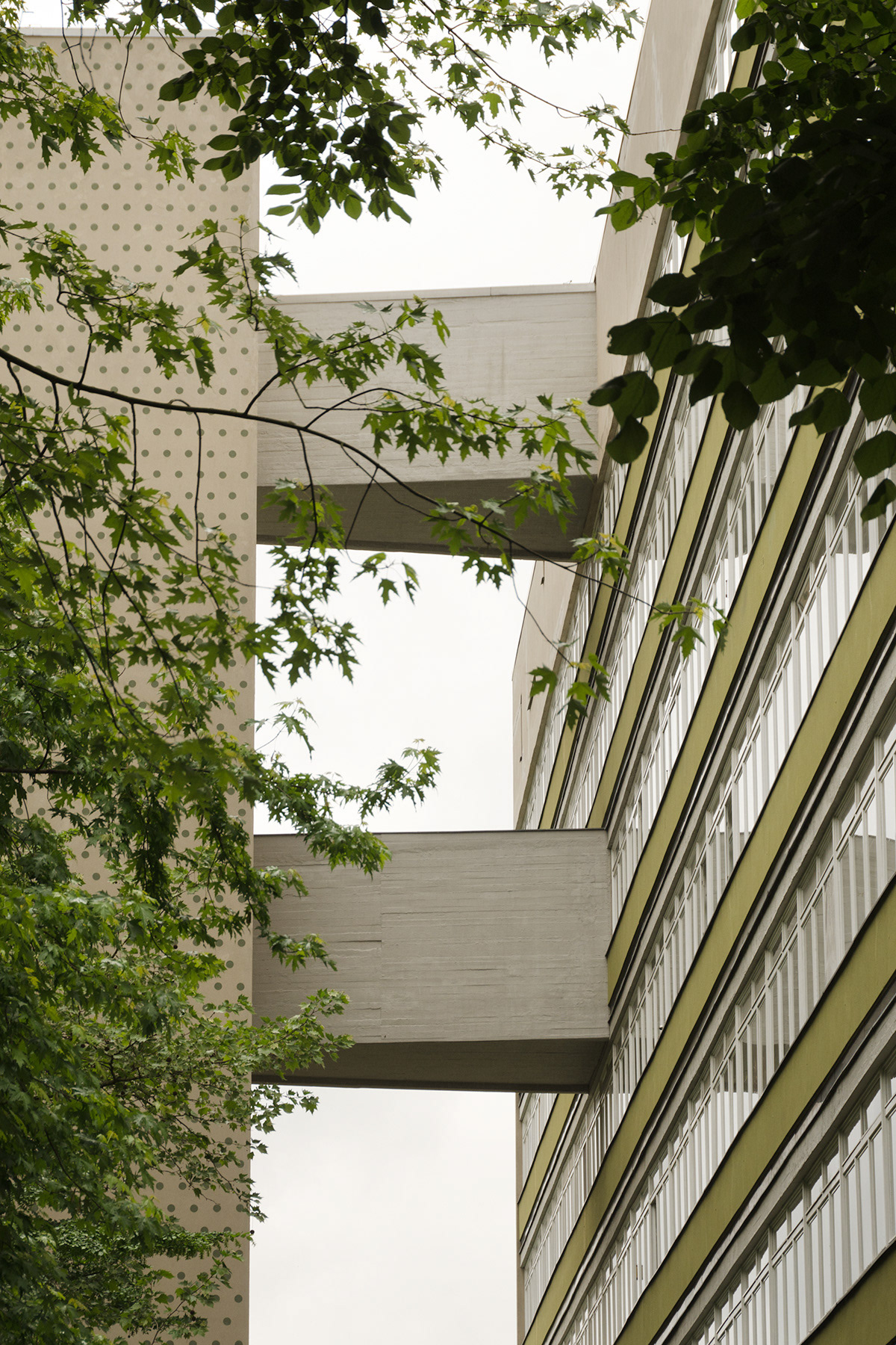 Nahaufnahme der Ostfassade zeigt die Verbindungsbrücken zum Aufzugsturm des Mehrfamilienhaus von Oscar Niemeyer in Berlin, Hansaviertel.