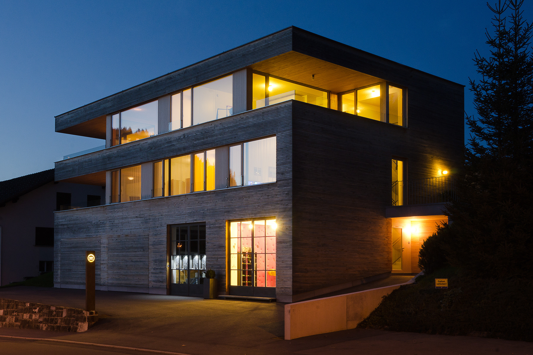 Architekturfotografie eines Einfamilienhauses, Nachtansicht der Hauptfassade
