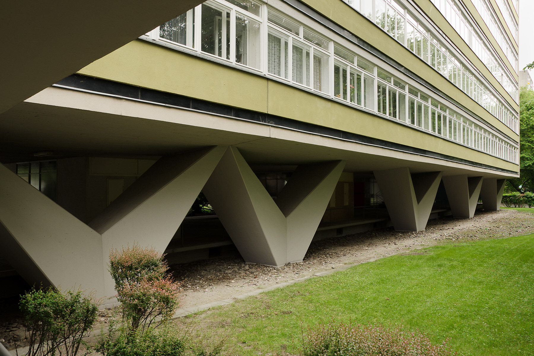 V-Stützen im Erdgeschoss auf dem das Gebäude ausgelagert ist.