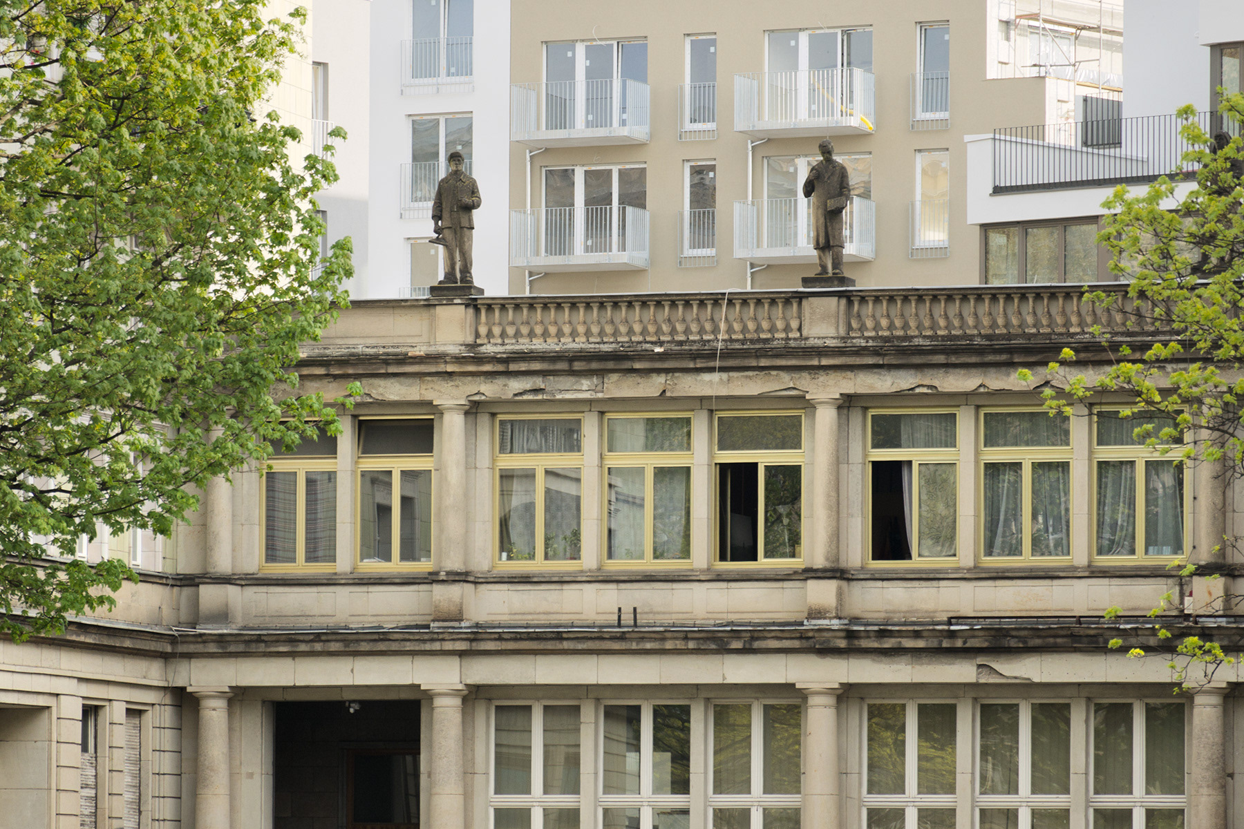 Ausschnitt von Fassade in Zuckerbaeckerstil vor Neubau Fassade an der Frankfurter Allee, Berlin
