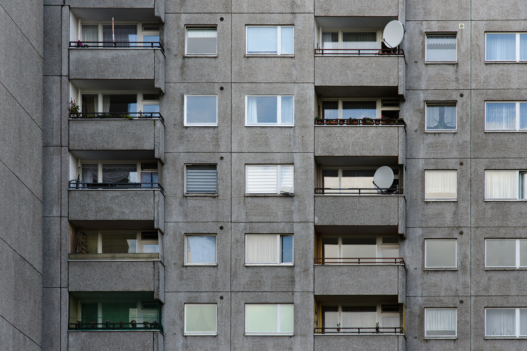 Frontale Fassadenansicht von Plattenbau in Wassertorstrasse, Berlin