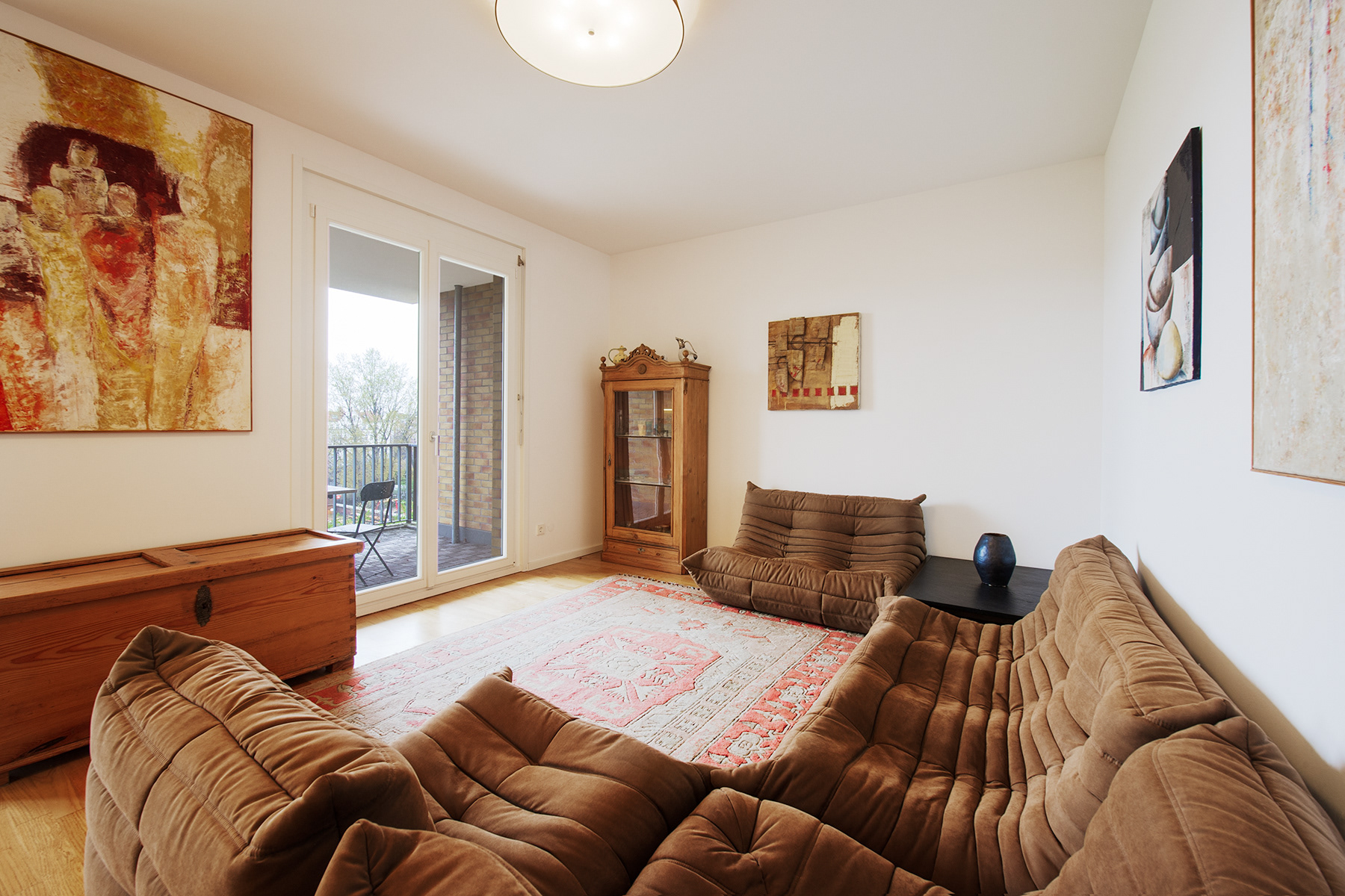 Immobilienfotografie zeigt Wohnzimmeransicht mit Balkontüre