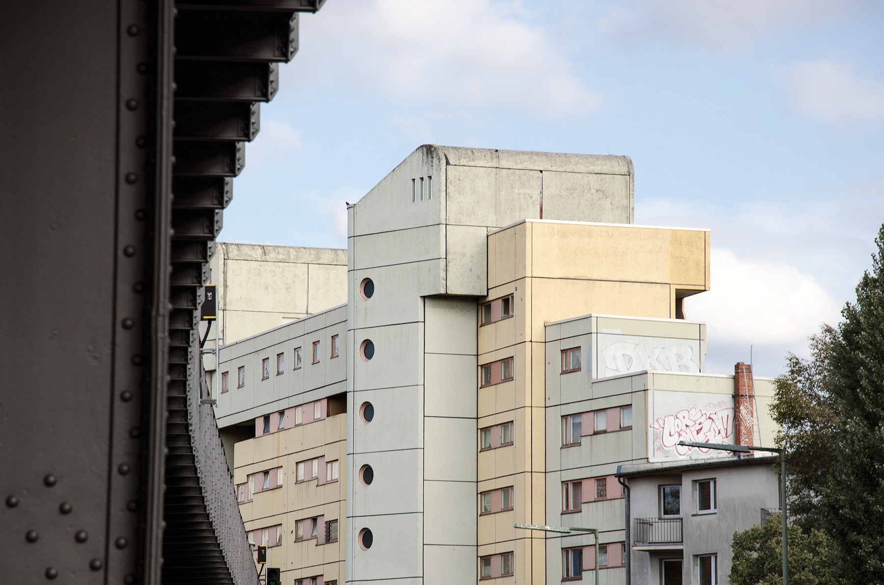 Untersicht der Hochtrasse der Berliner U-Bahn mit Sozialbau an der Skalitzer Strasse, Berlin