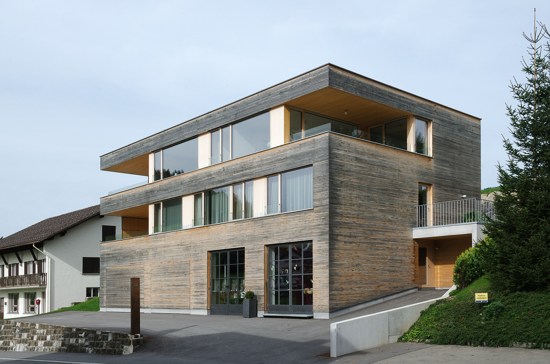 Fassadenansicht rechts von Mehrfamilienhaus in Vorarlberg