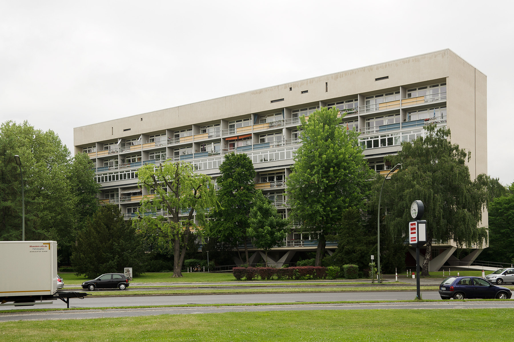 Westansicht auf Gebäudescheibe von Oscar Niemeyer in Berlin, Hansaviertel.